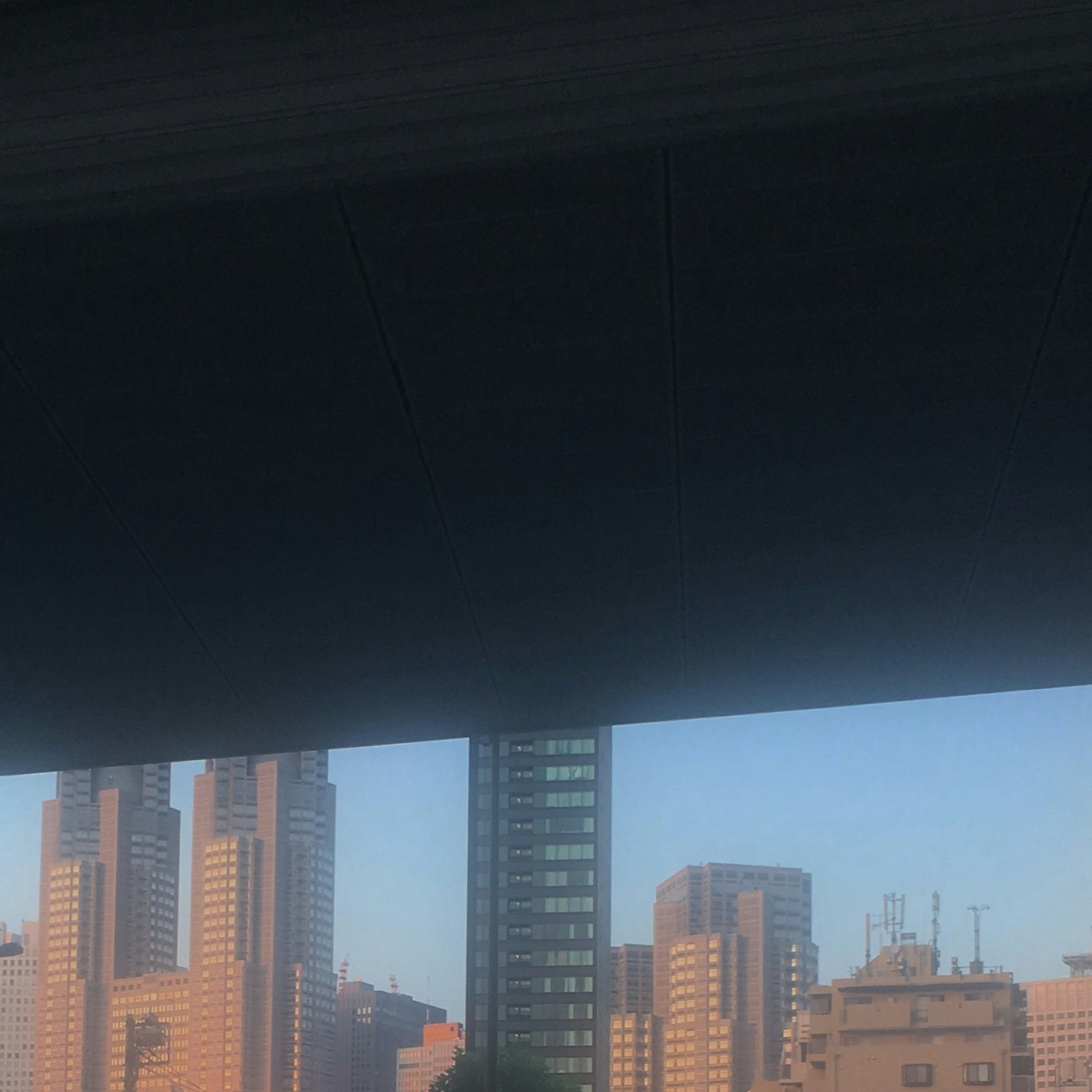 城市天际线，现代建筑在晴朗的蓝天下