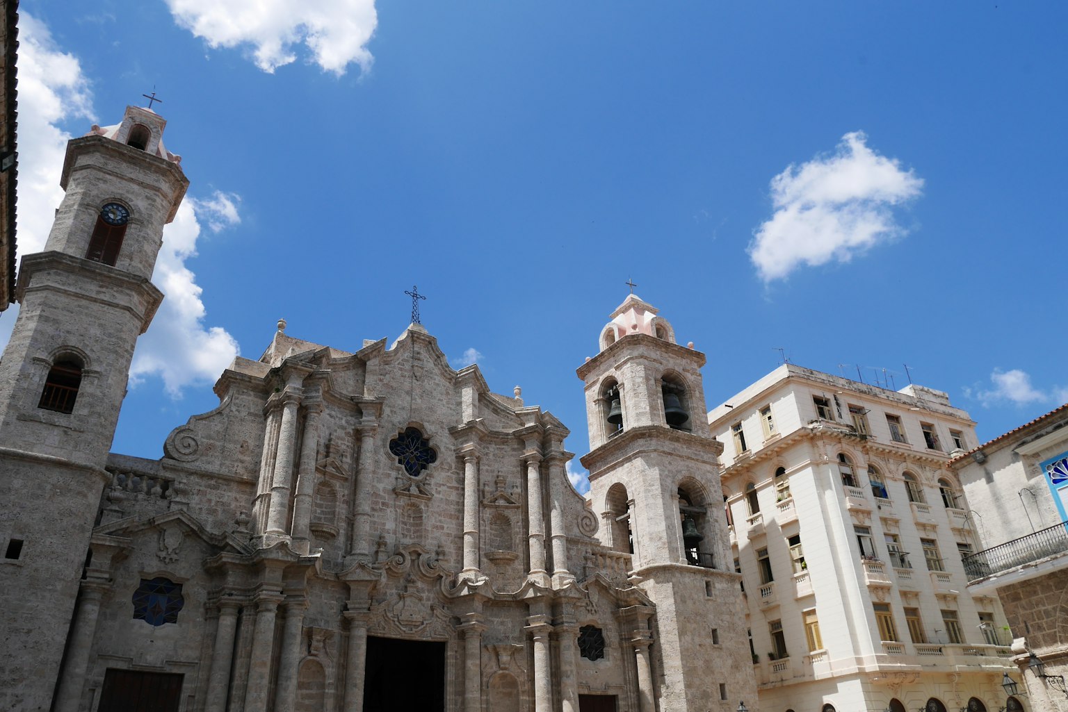 Alte Kirche und Gebäude in Havanna unter blauem Himmel
