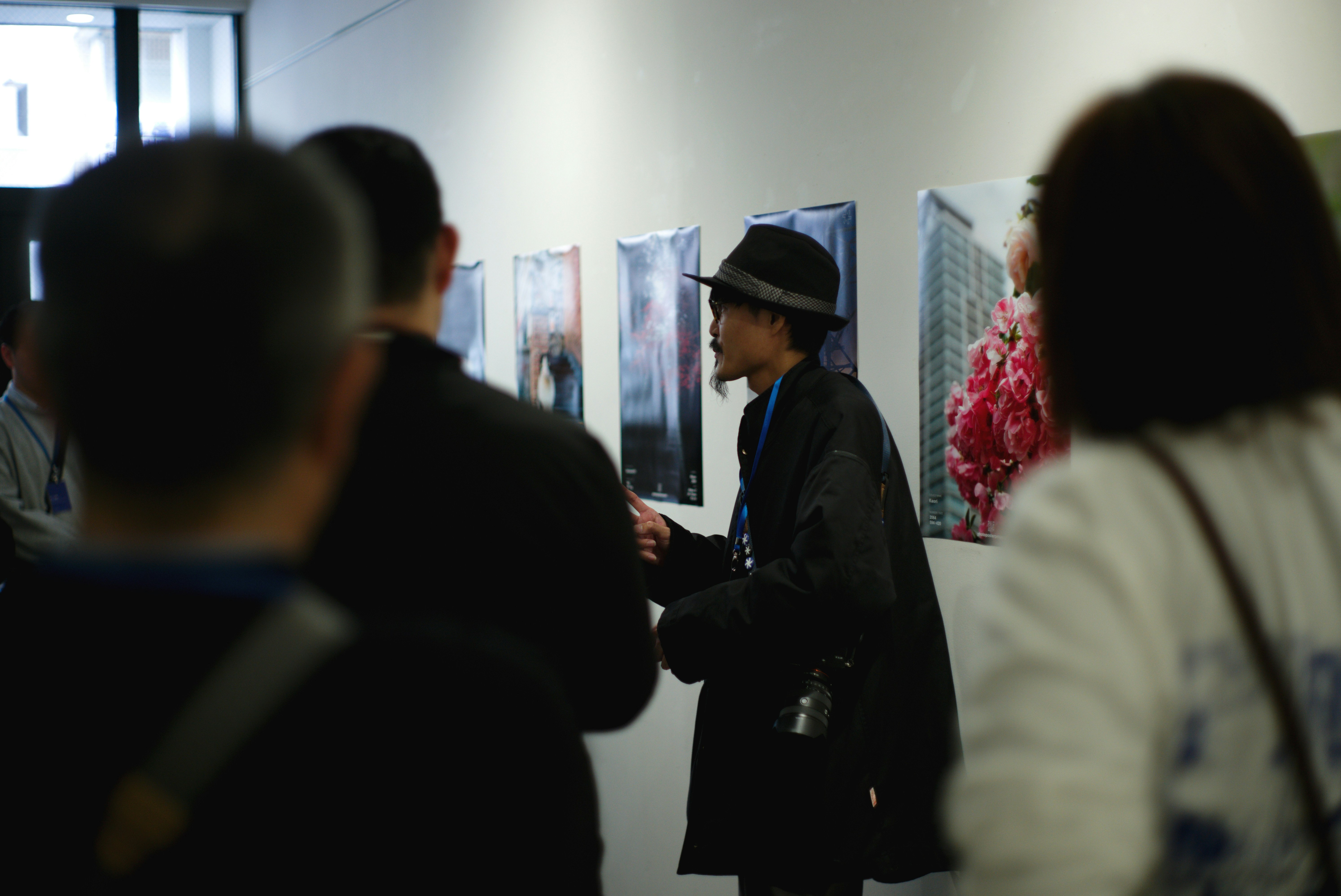 orang-orang melihat pameran di galeri di Kyoto
