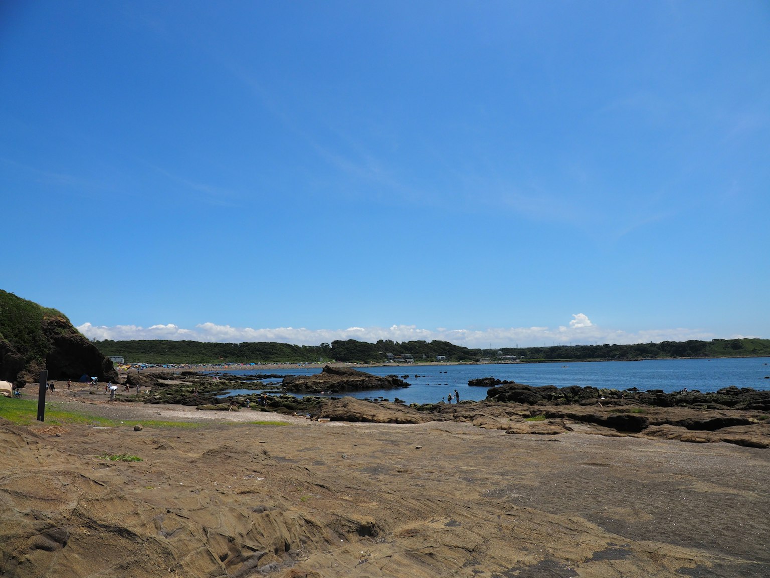 แนวชายฝั่งที่สวยงามพร้อมท้องฟ้าสีฟ้าชายฝั่งหินและชายหาดทราย