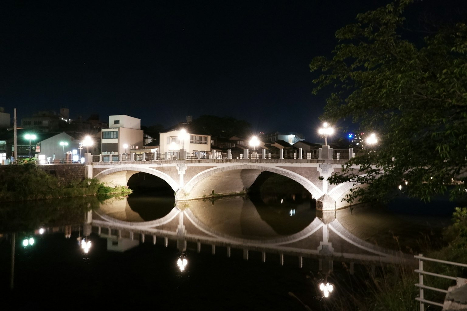夜晚橋樑在河上的美麗倒影