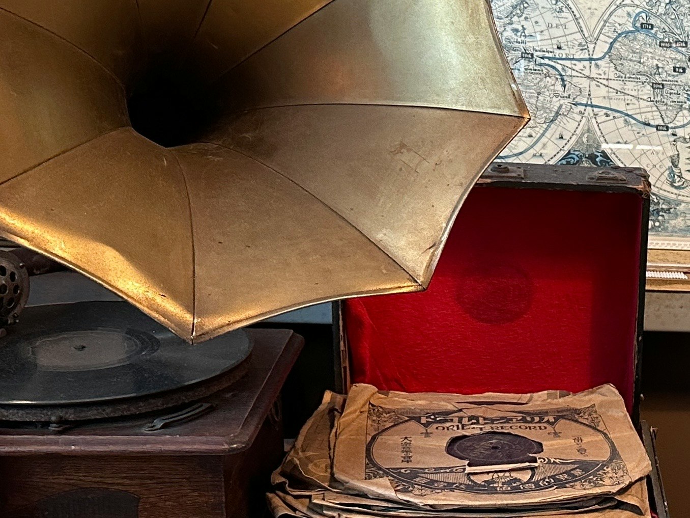 Vintage Grammophon mit Schallplatten daneben