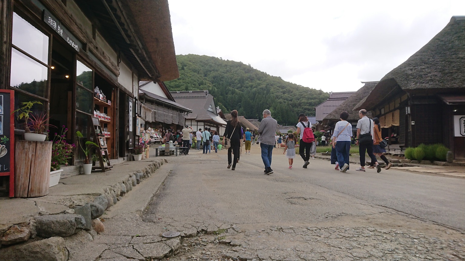 Wisatawan berjalan di sepanjang jalan desa tradisional Jepang