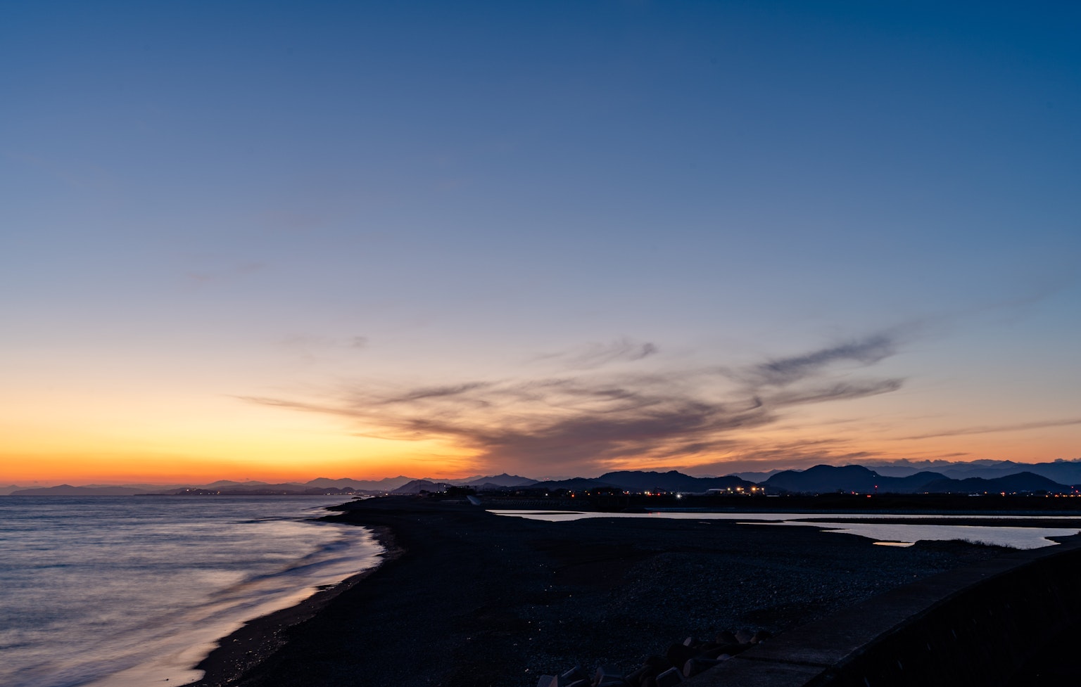 美麗的海岸日落景觀，色彩繽紛的天空