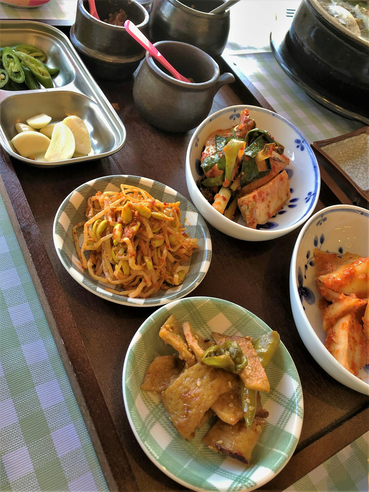 Ein Tisch mit verschiedenen bunten koreanischen Beilagen