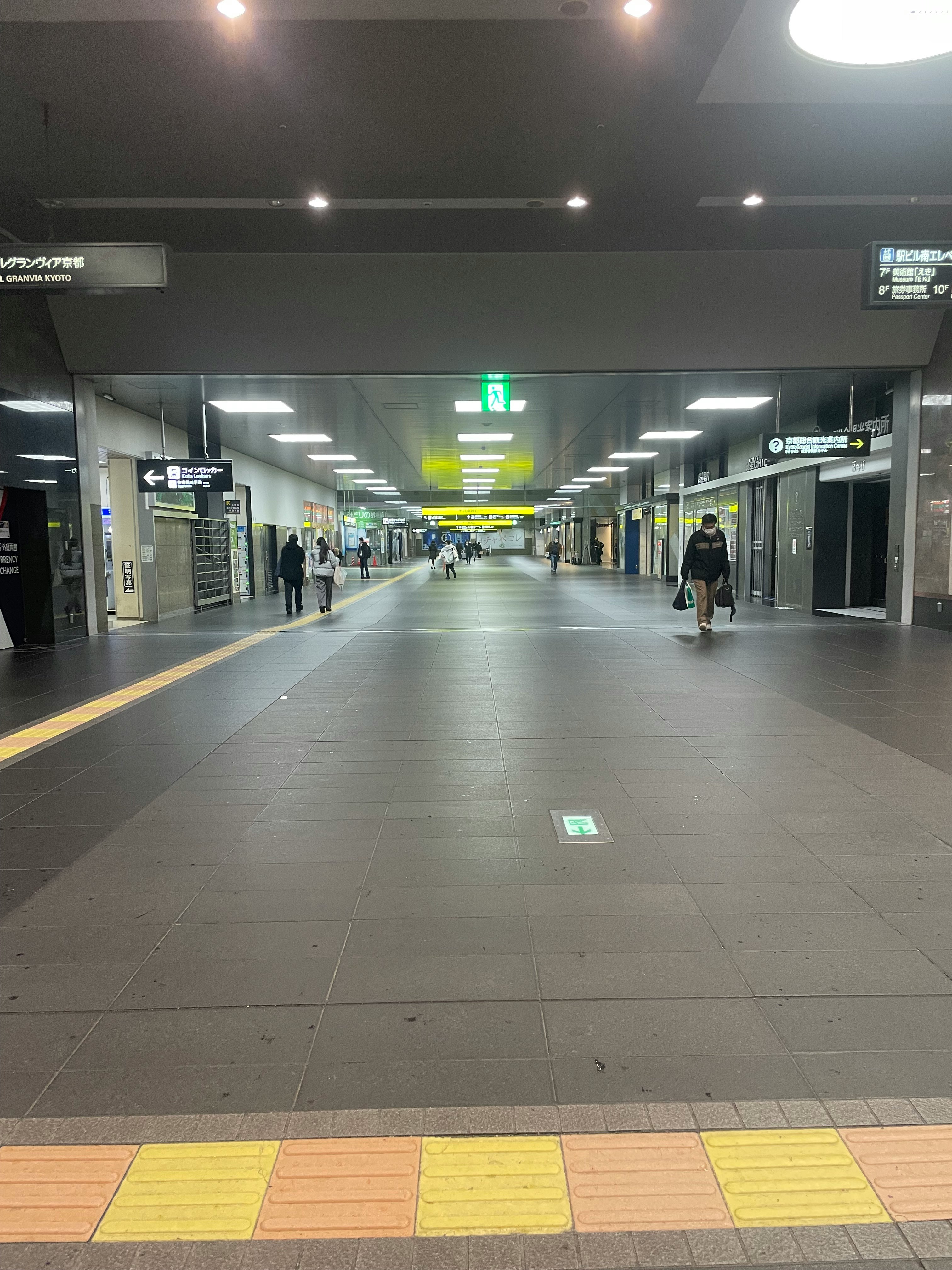 空いている駅の通路と明るい照明がある