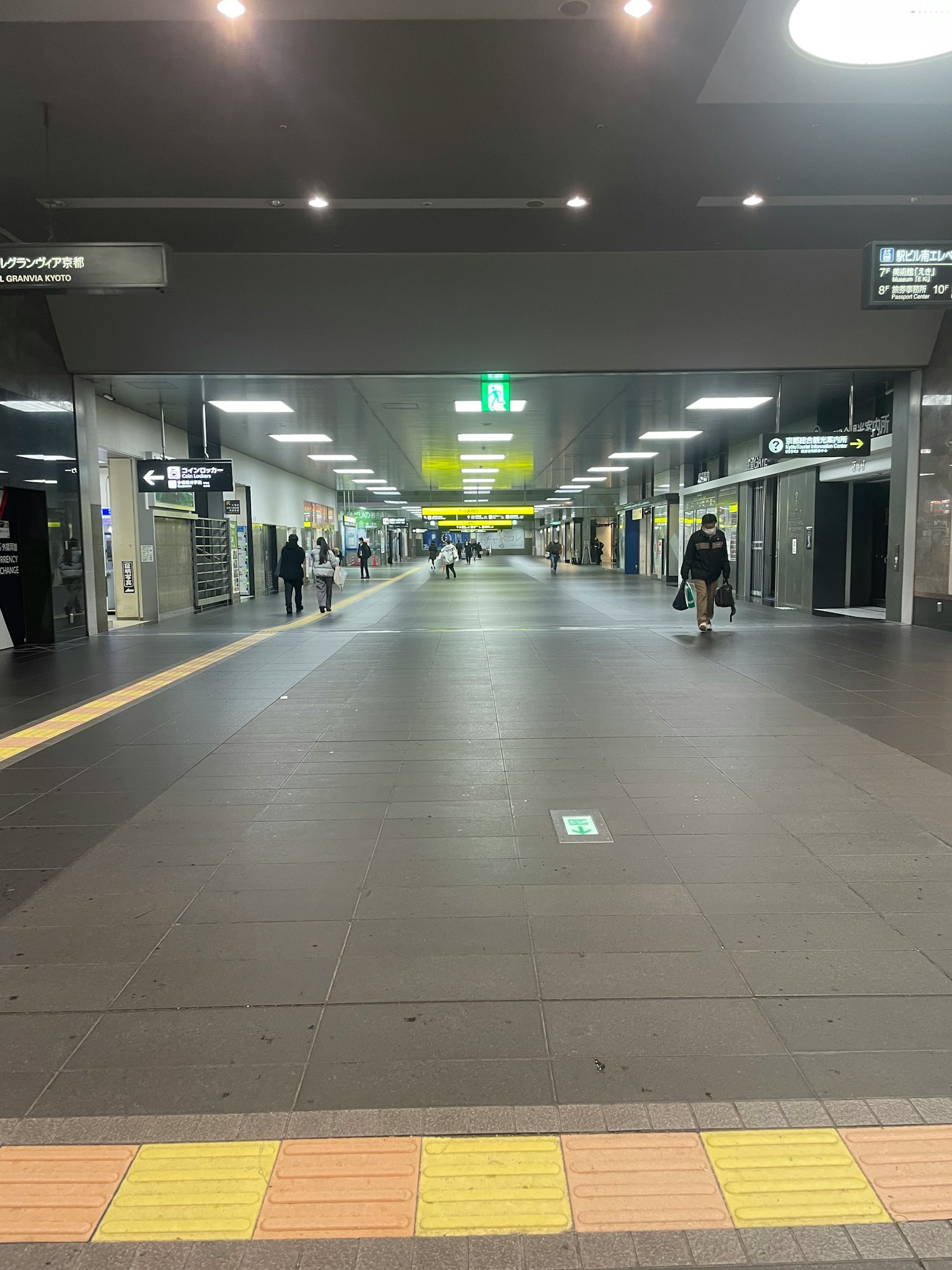 Pasillo vacío de la estación con iluminación brillante
