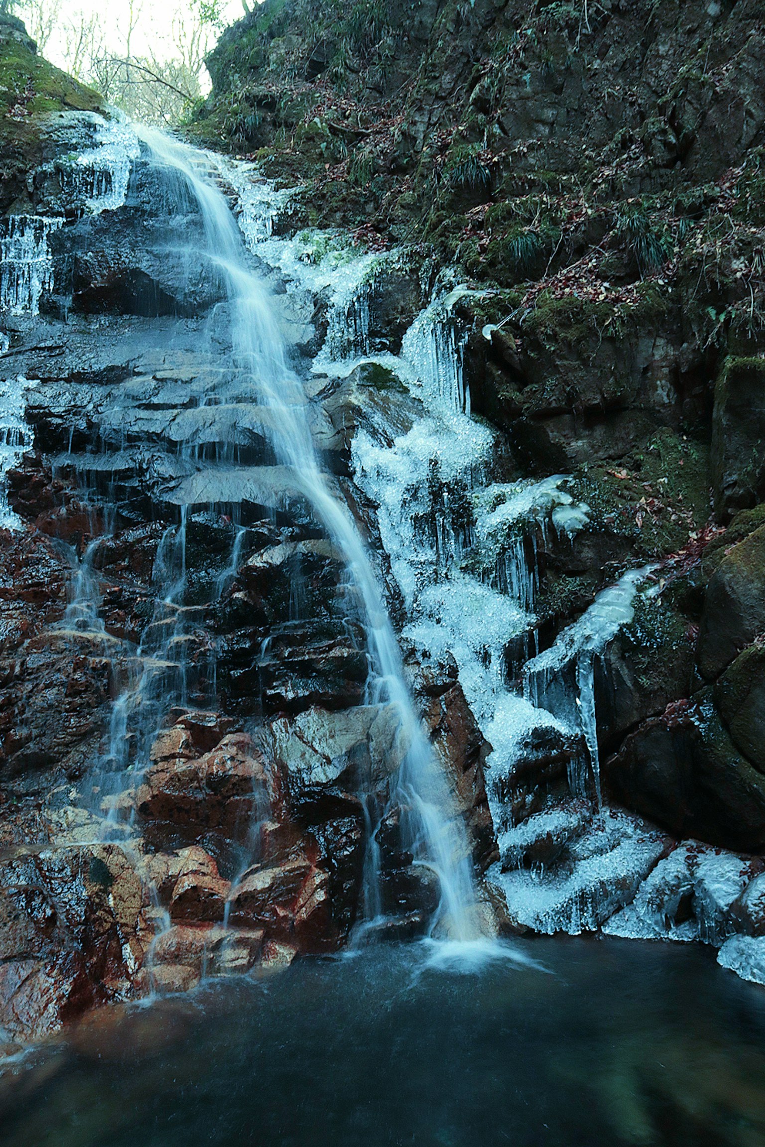 Ein schöner Wasserfall, der über Felsen fließt