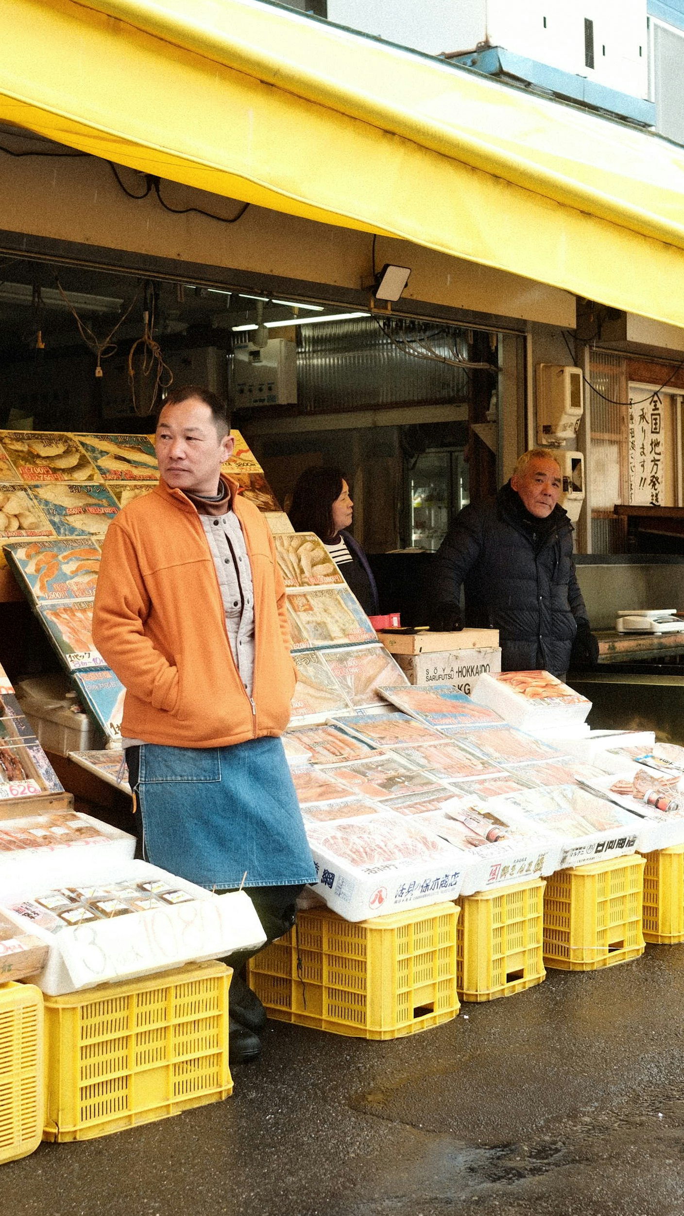 路上の屋台で新聞やチラシを並べる店先の人々