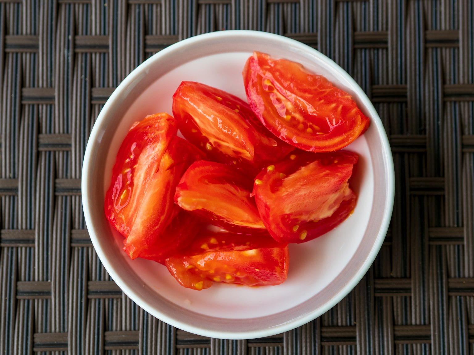 흰 그릇에 담긴 붉은 토마토 조각
