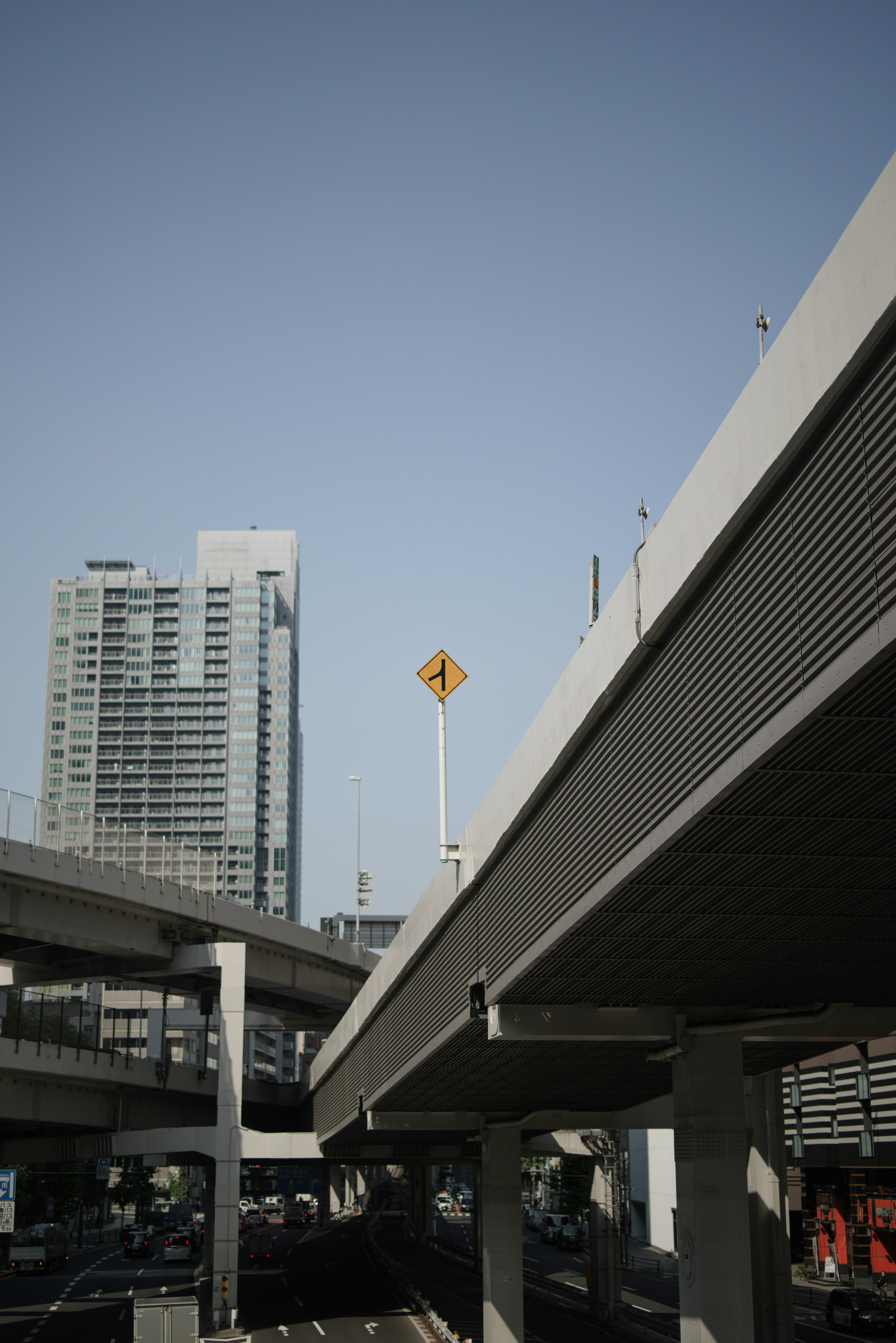 首都高の高架と都心のビル群が見える都市景観