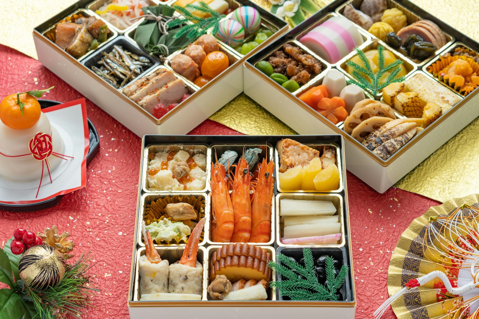 Tatahanan indah dari masakan tradisional Jepang osechi di atas meja