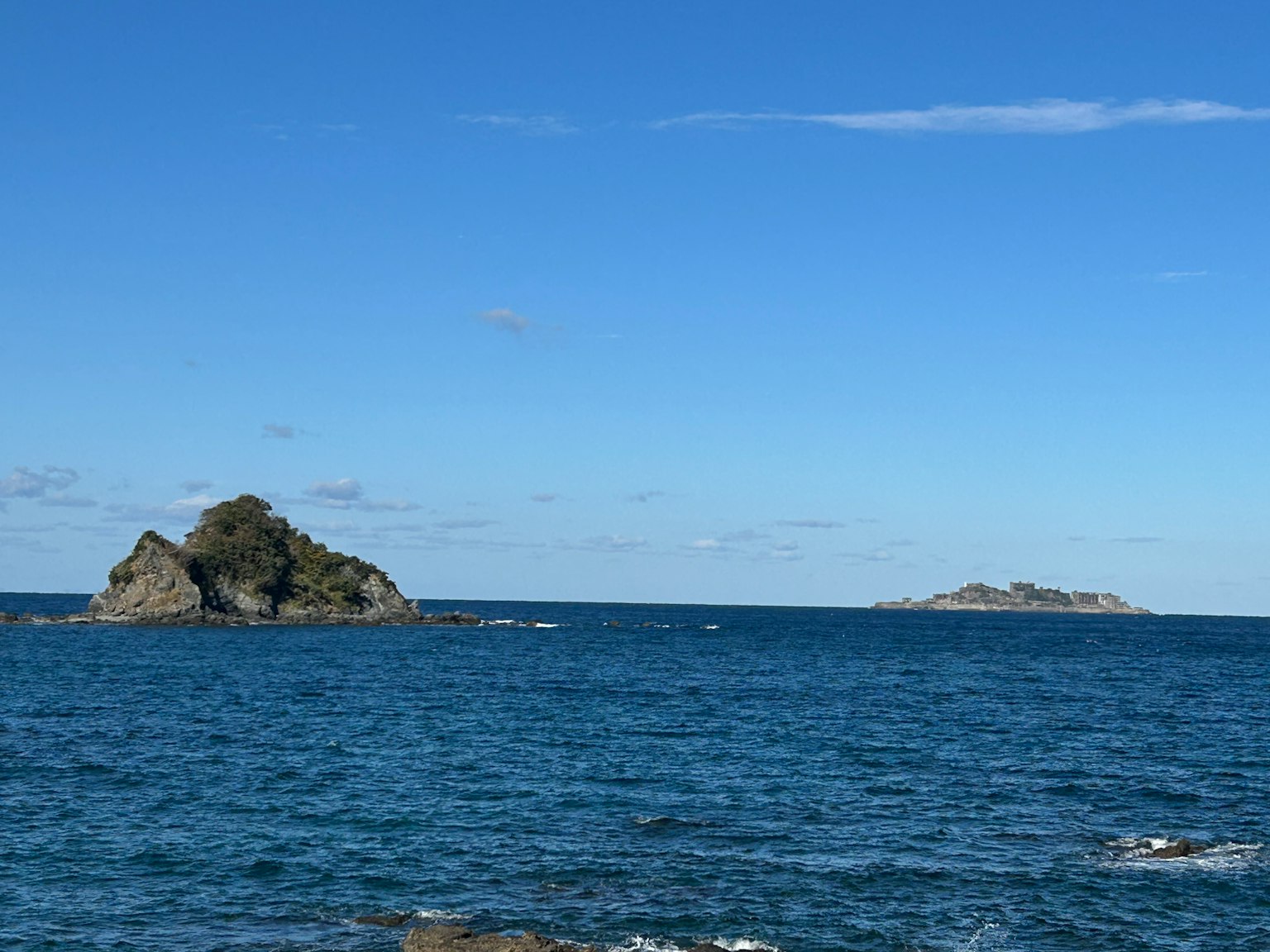 Deux îles dans la mer bleue sous un ciel dégagé
