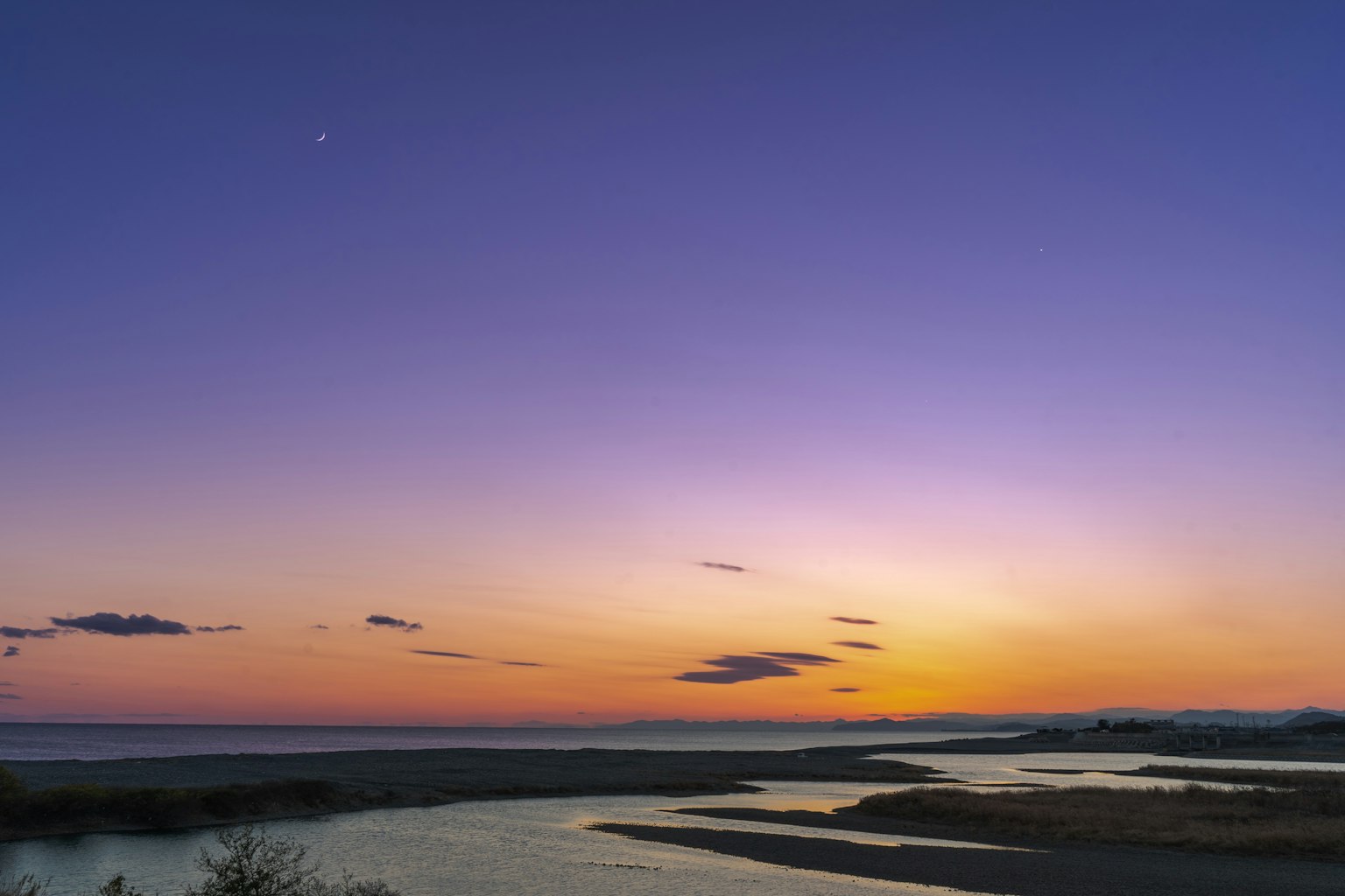 Wunderschöner Sonnenuntergang über einer Küstenlandschaft