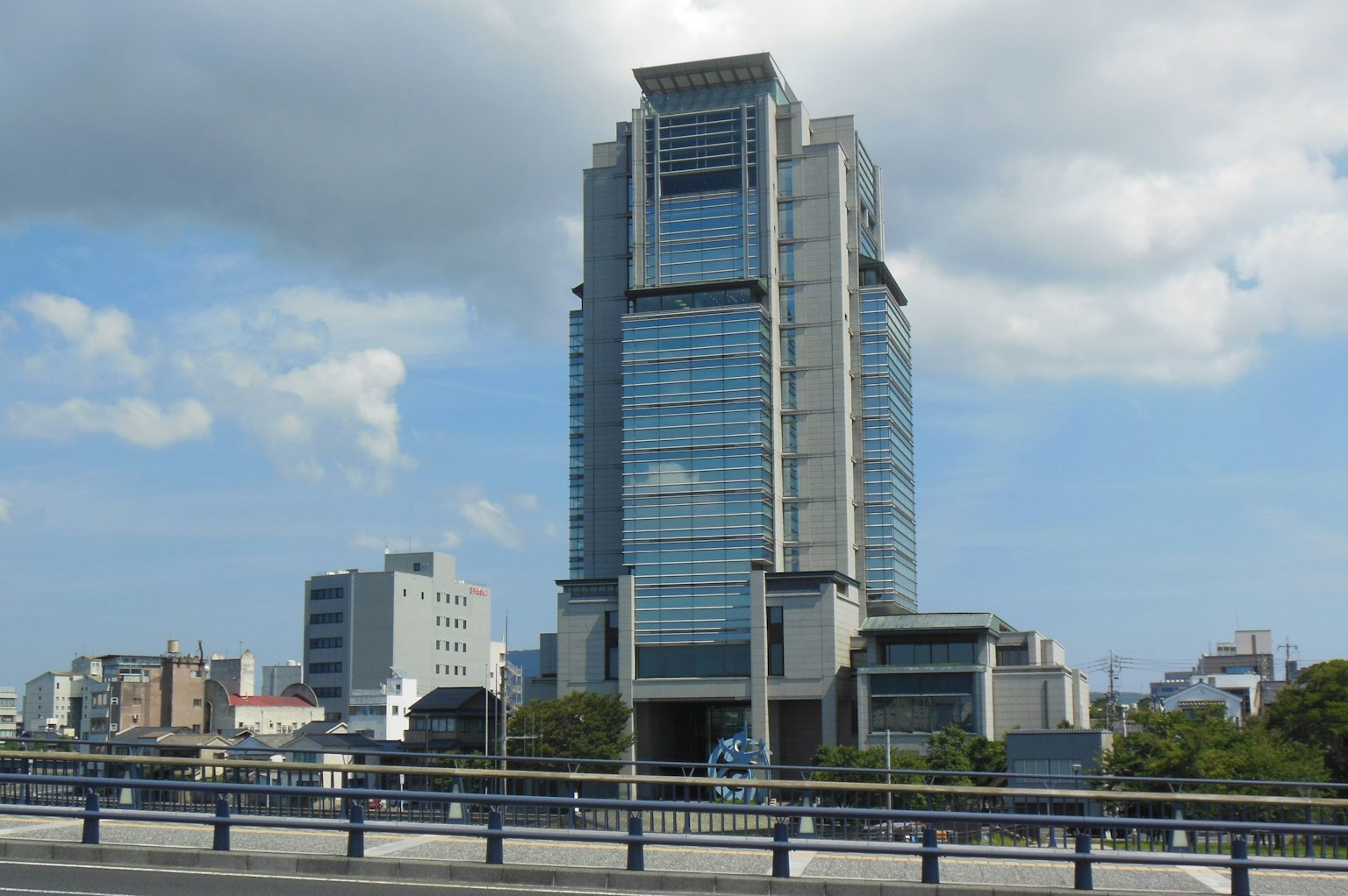 Tòa nhà chọc trời hiện đại với nền trời xanh