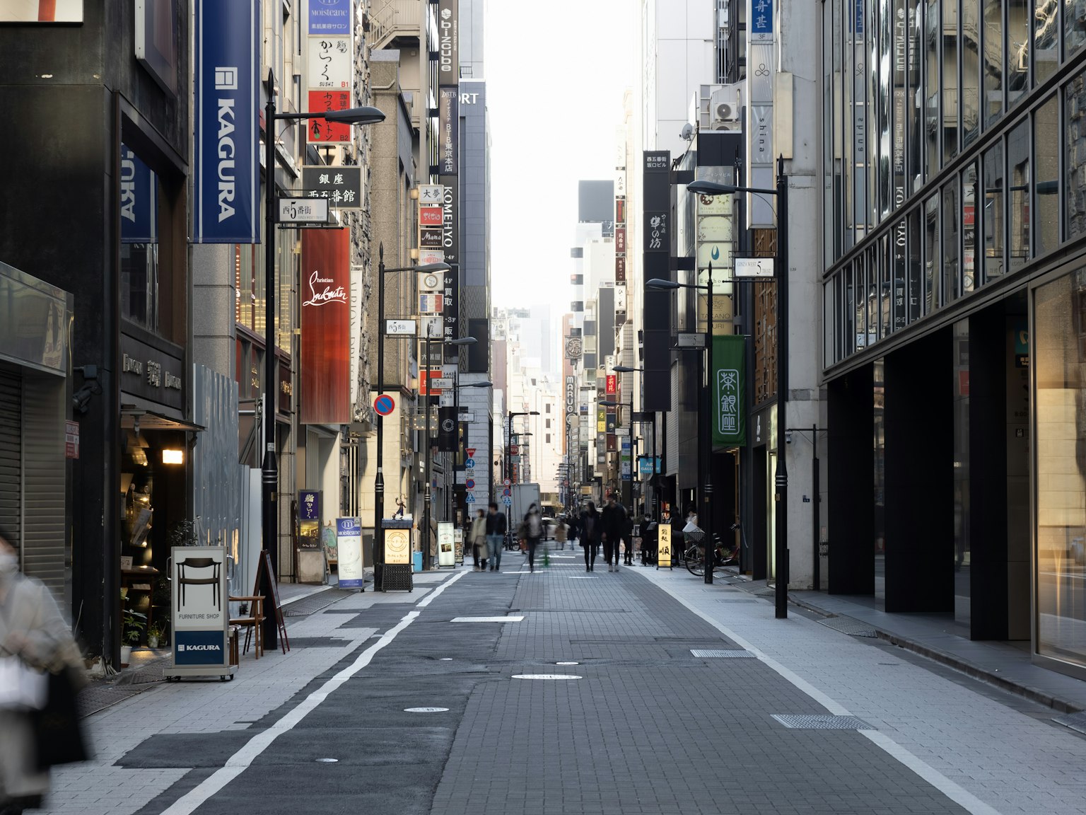 安静的城市街道上有人走动