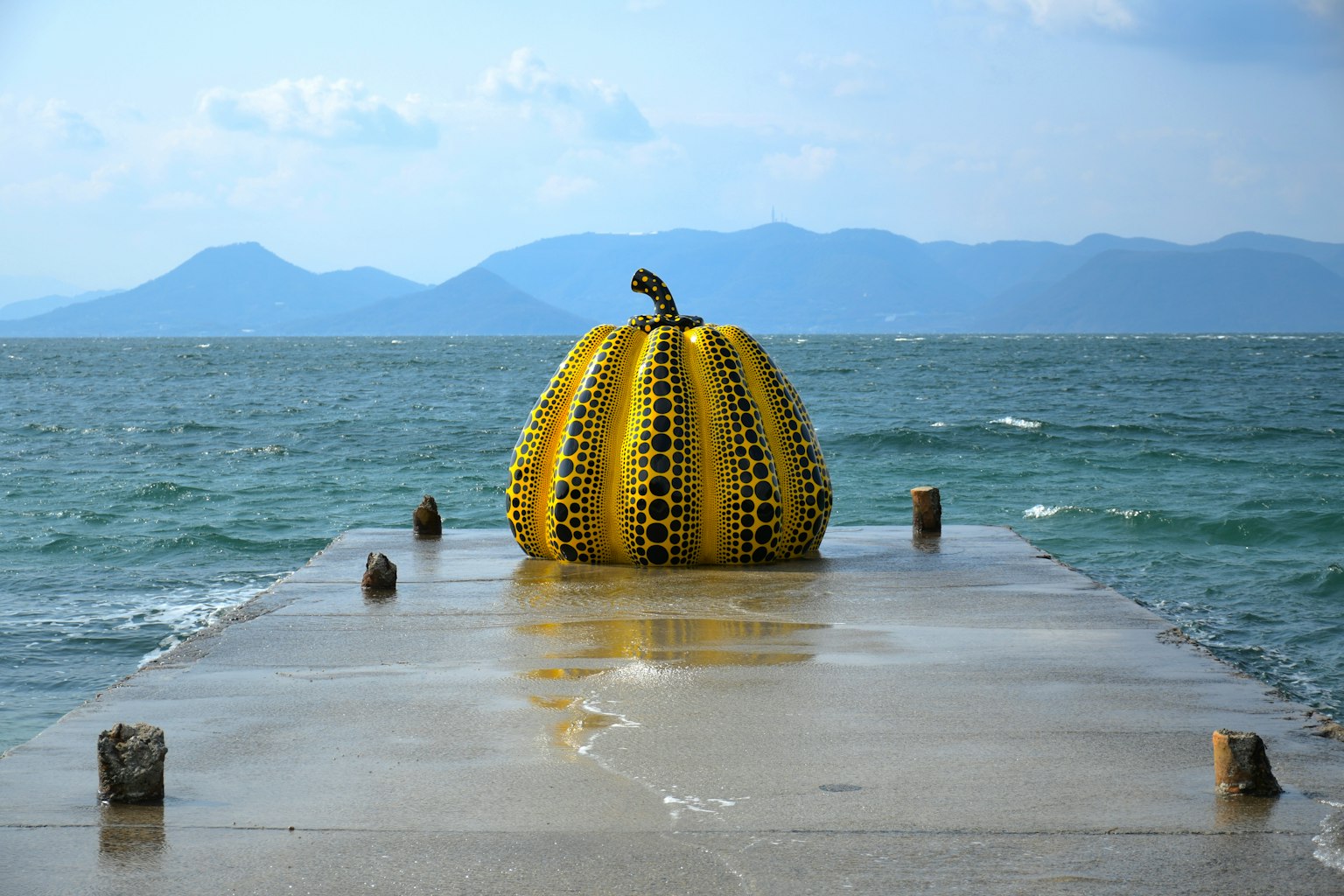 位於海邊的黃色南瓜雕塑