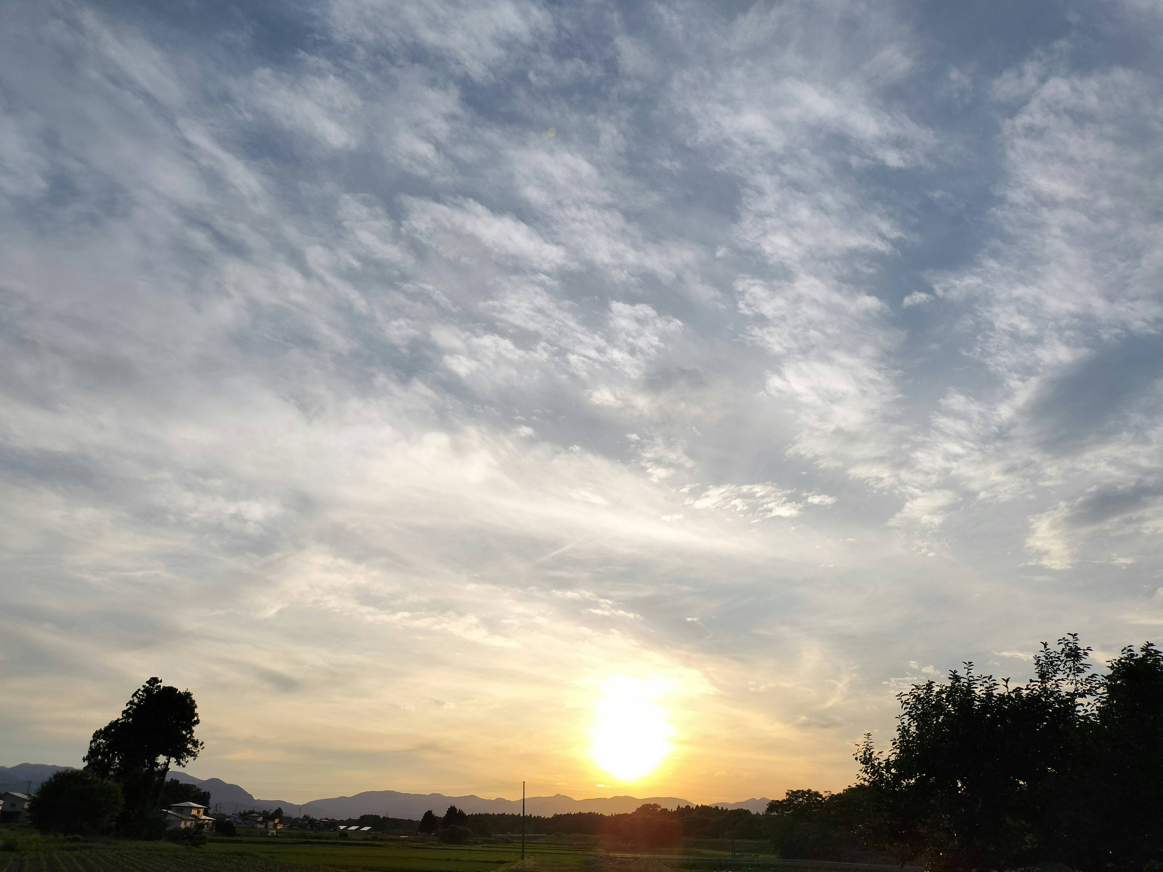 夕阳照亮的乡野天空与云层