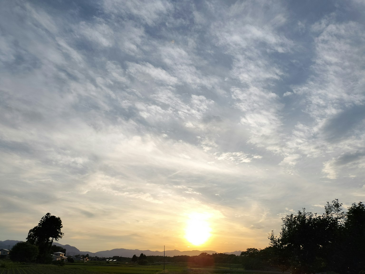 风景如画的日落和天空中的云