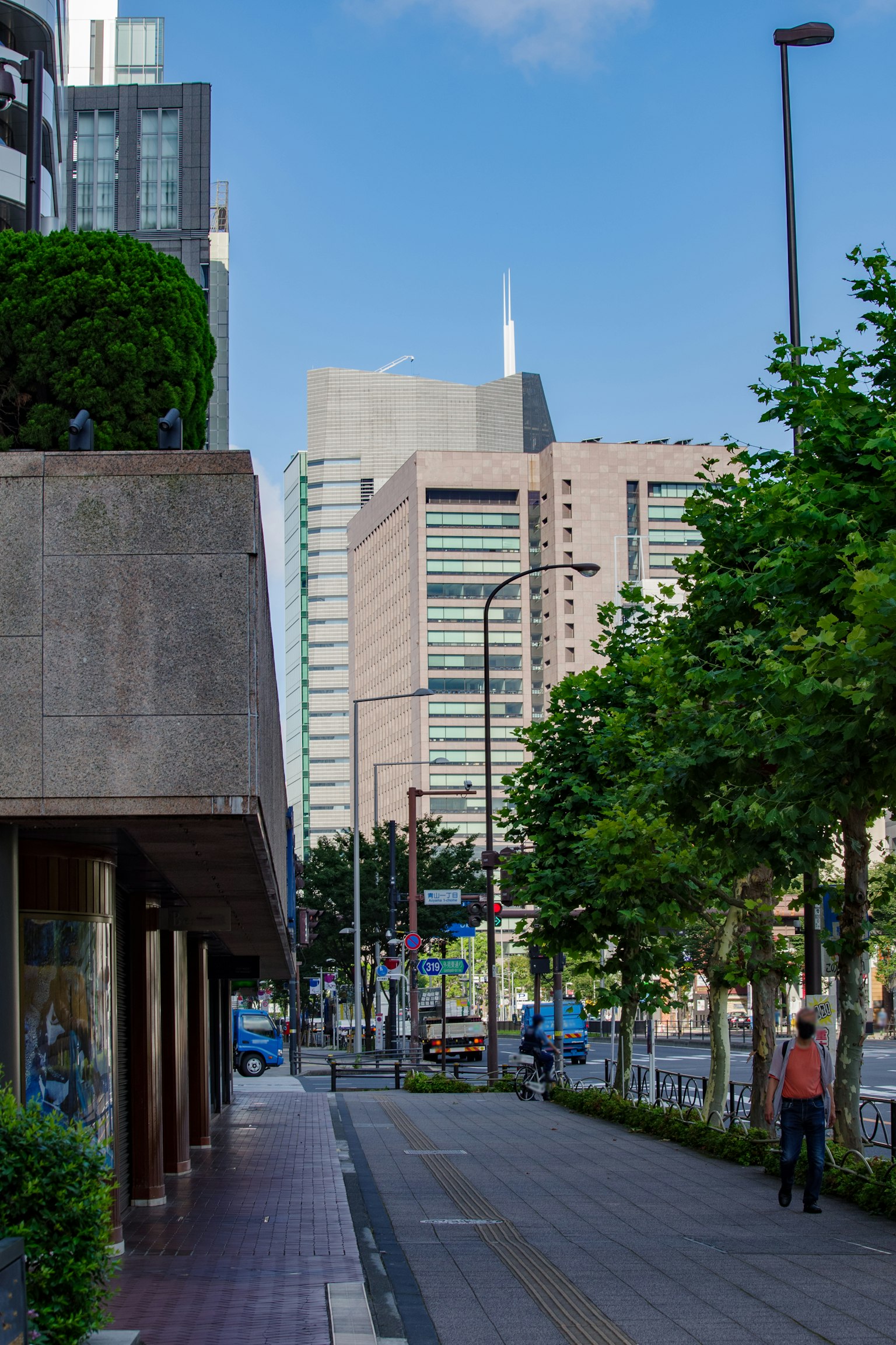 Scène urbaine avec des bâtiments modernes et de la verdure