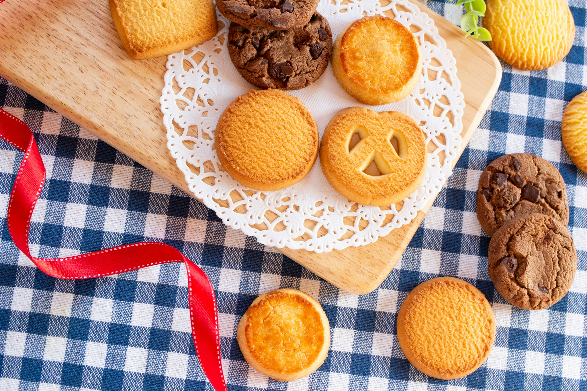 Galletas y dulces estilo Halloween sobre una tabla