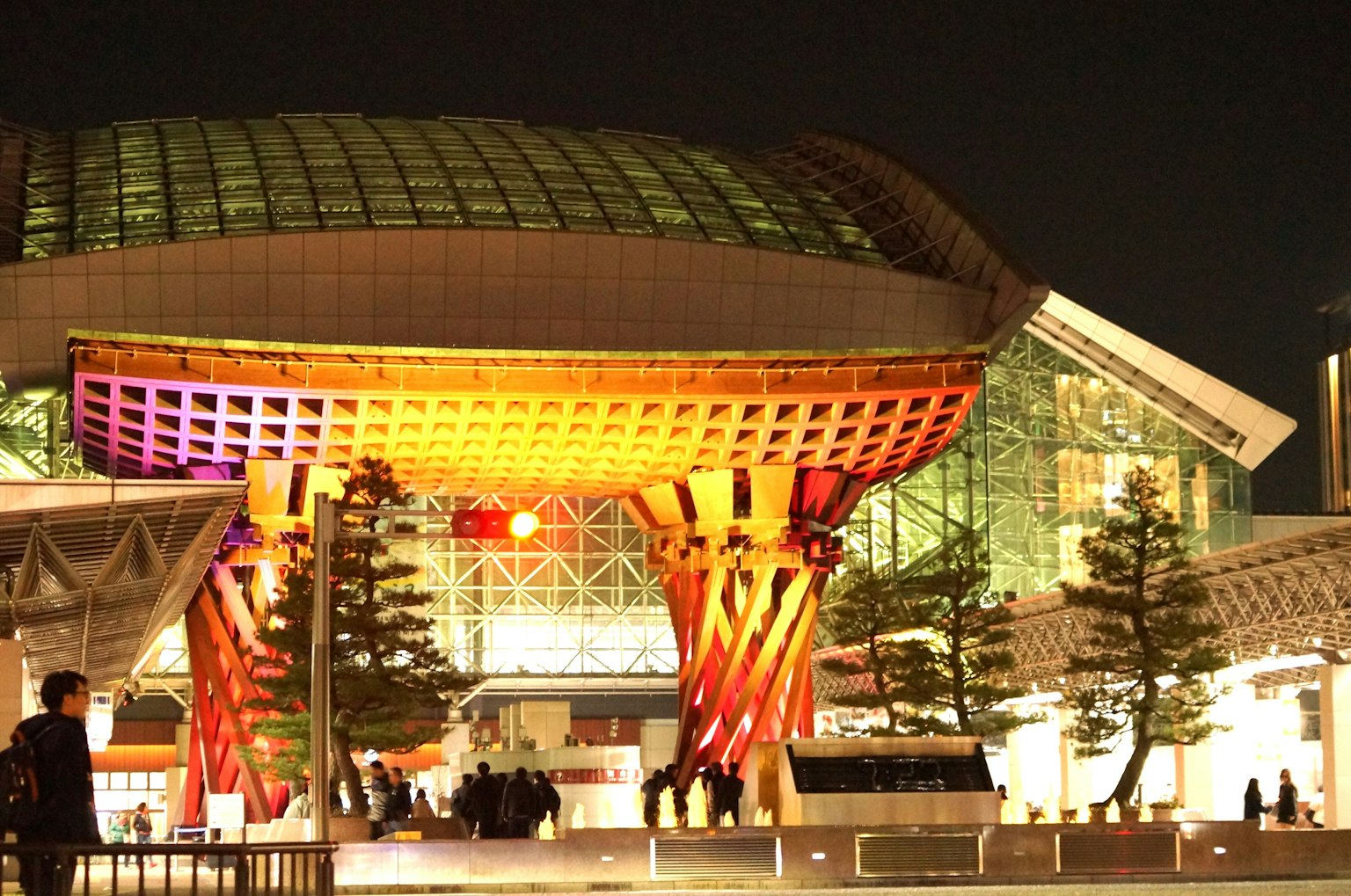 夜间照明的金泽站现代建筑