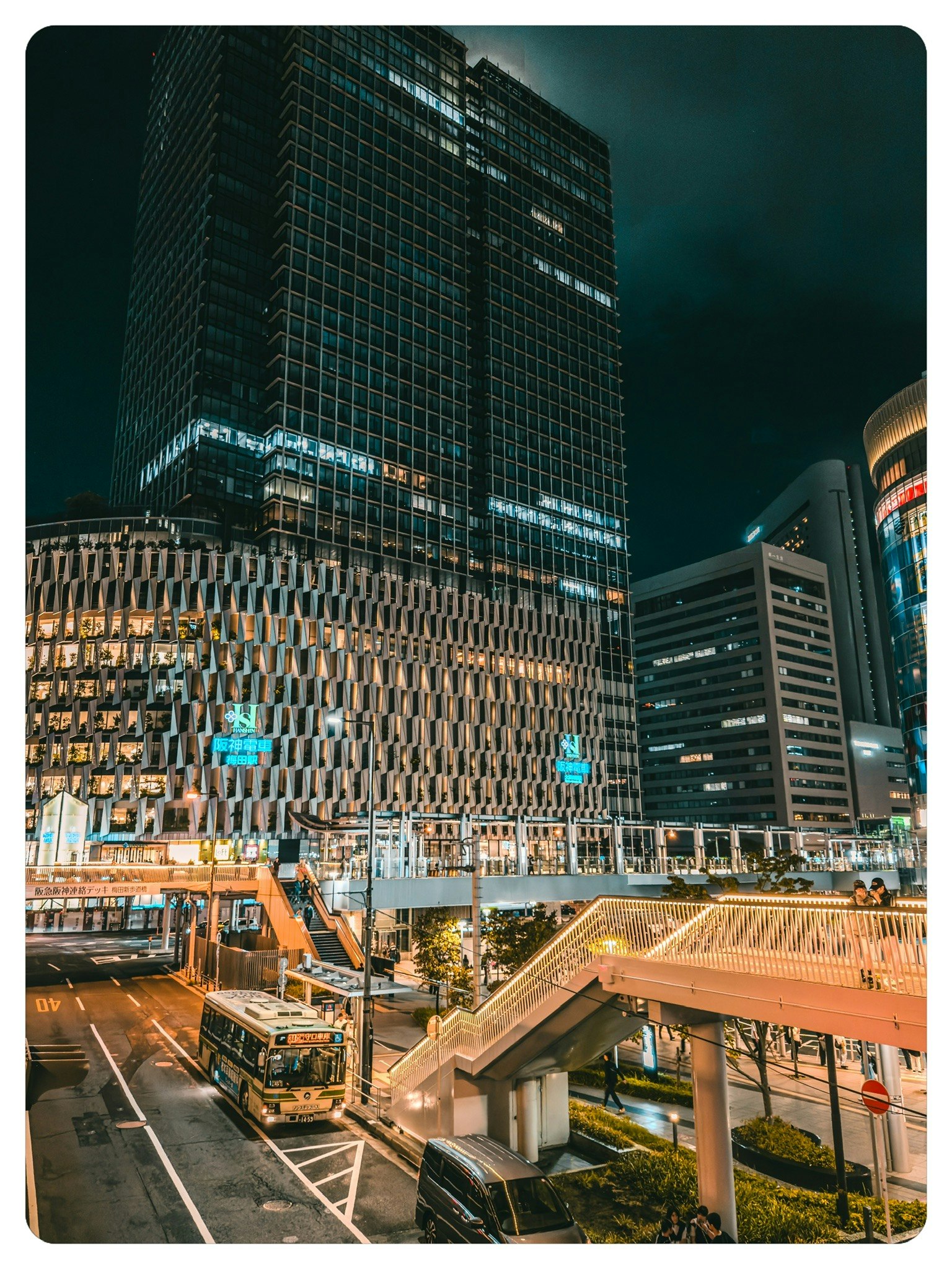 夜间城市景观 高楼和人行天桥