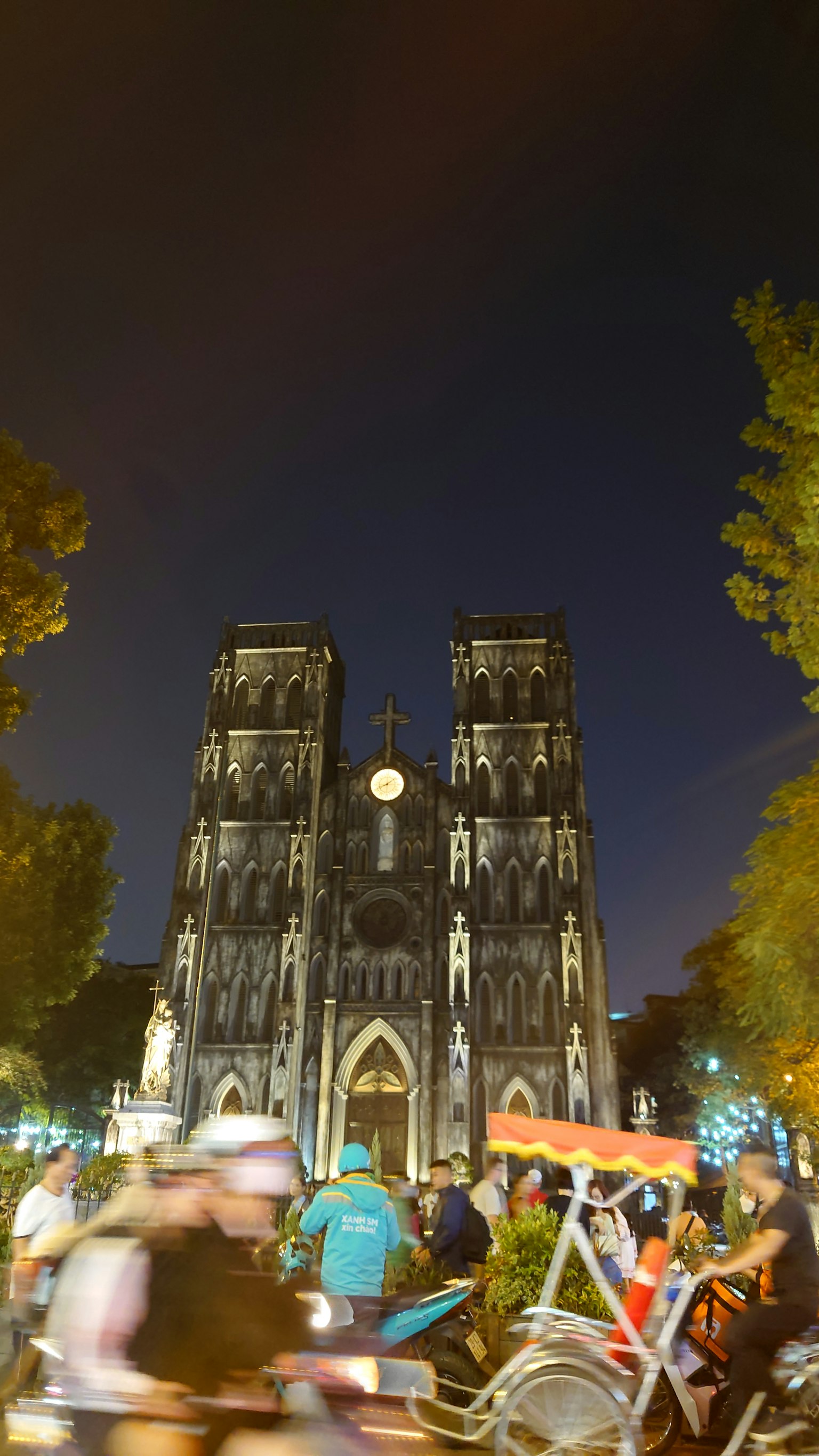 Biciclette che passano davanti alla cattedrale di San Giuseppe di notte
