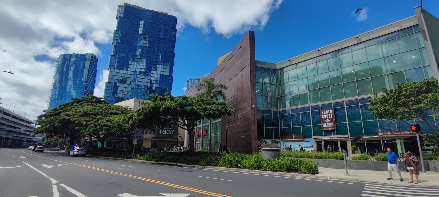 城市風景，藍天下的高樓大廈和現代建築