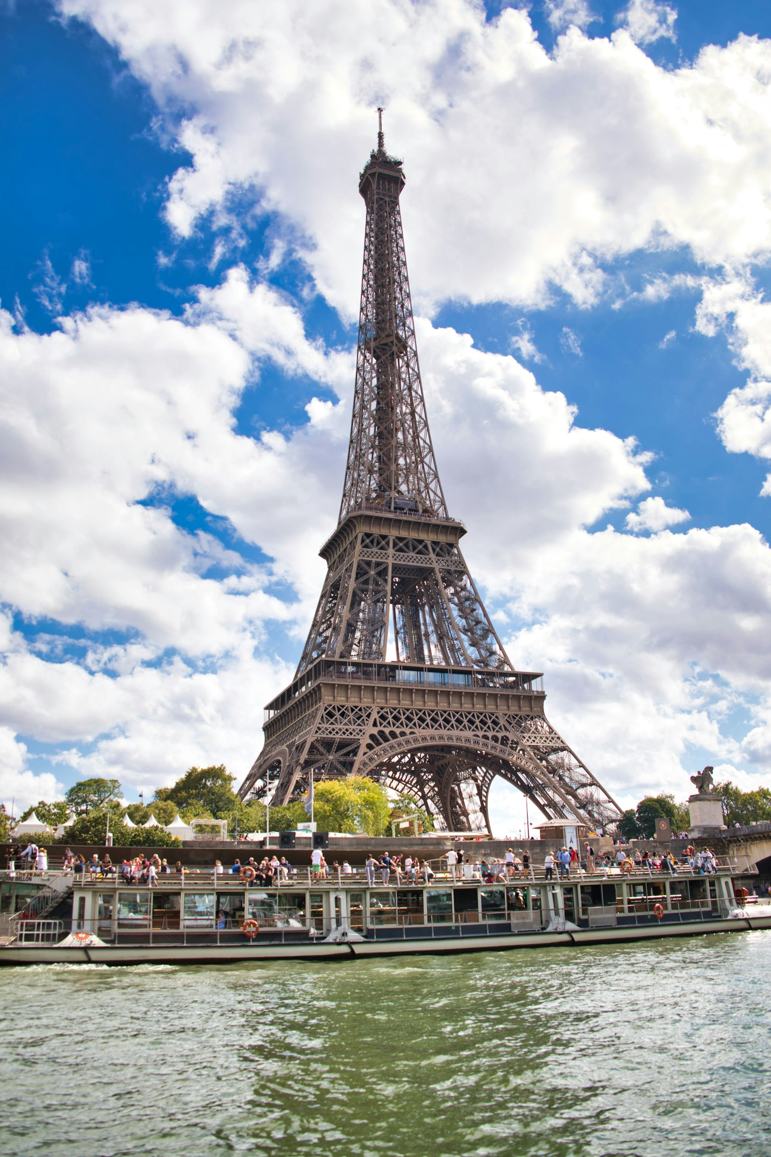 艾菲爾鐵塔與藍天和白雲的背景