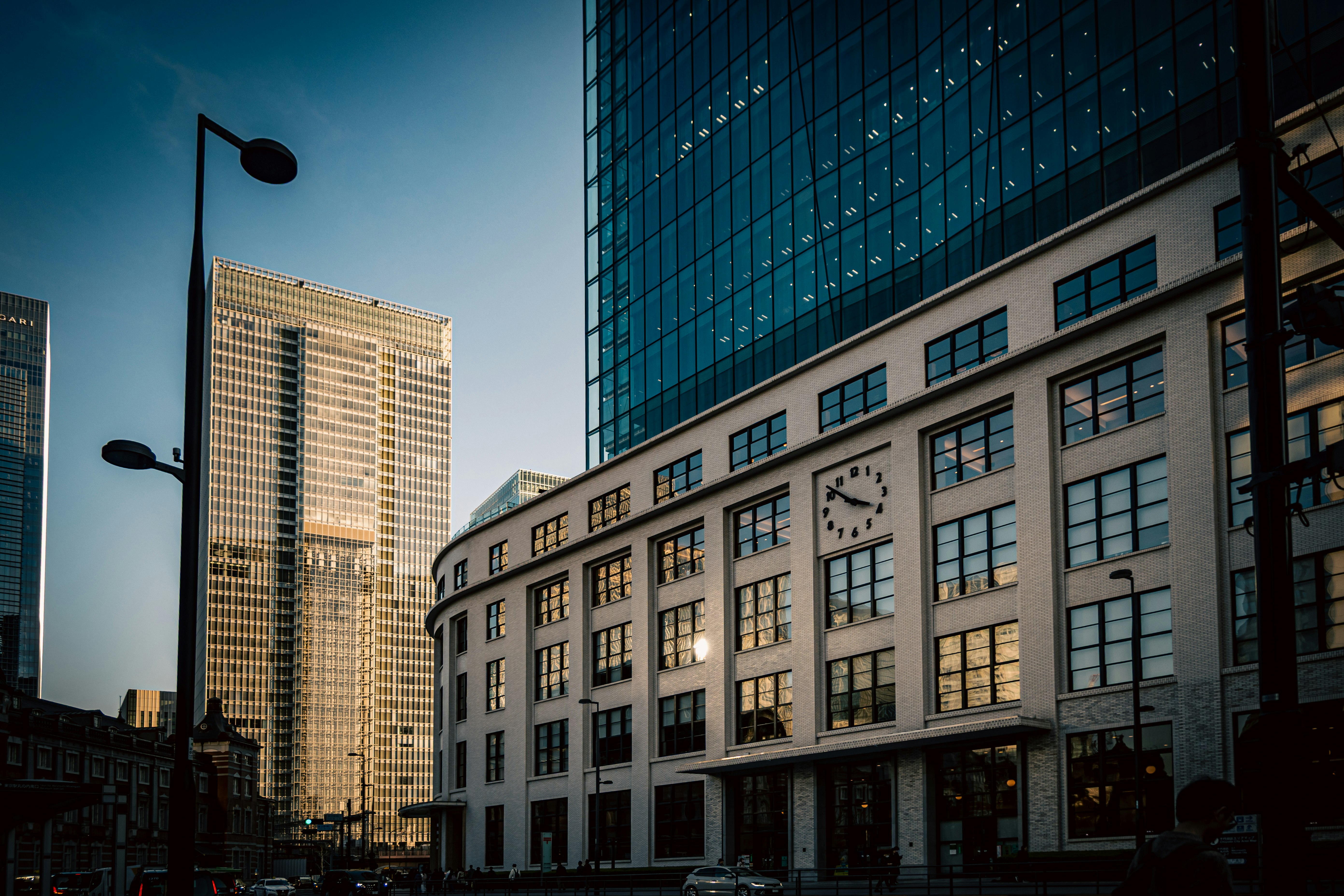 scena urbana di strada con alti edifici al crepuscolo