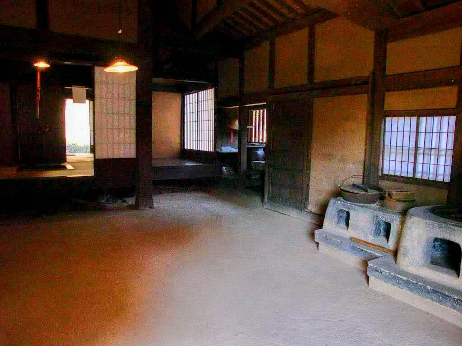 傳統日本房屋的內部,土地面,拉門和舊爐子