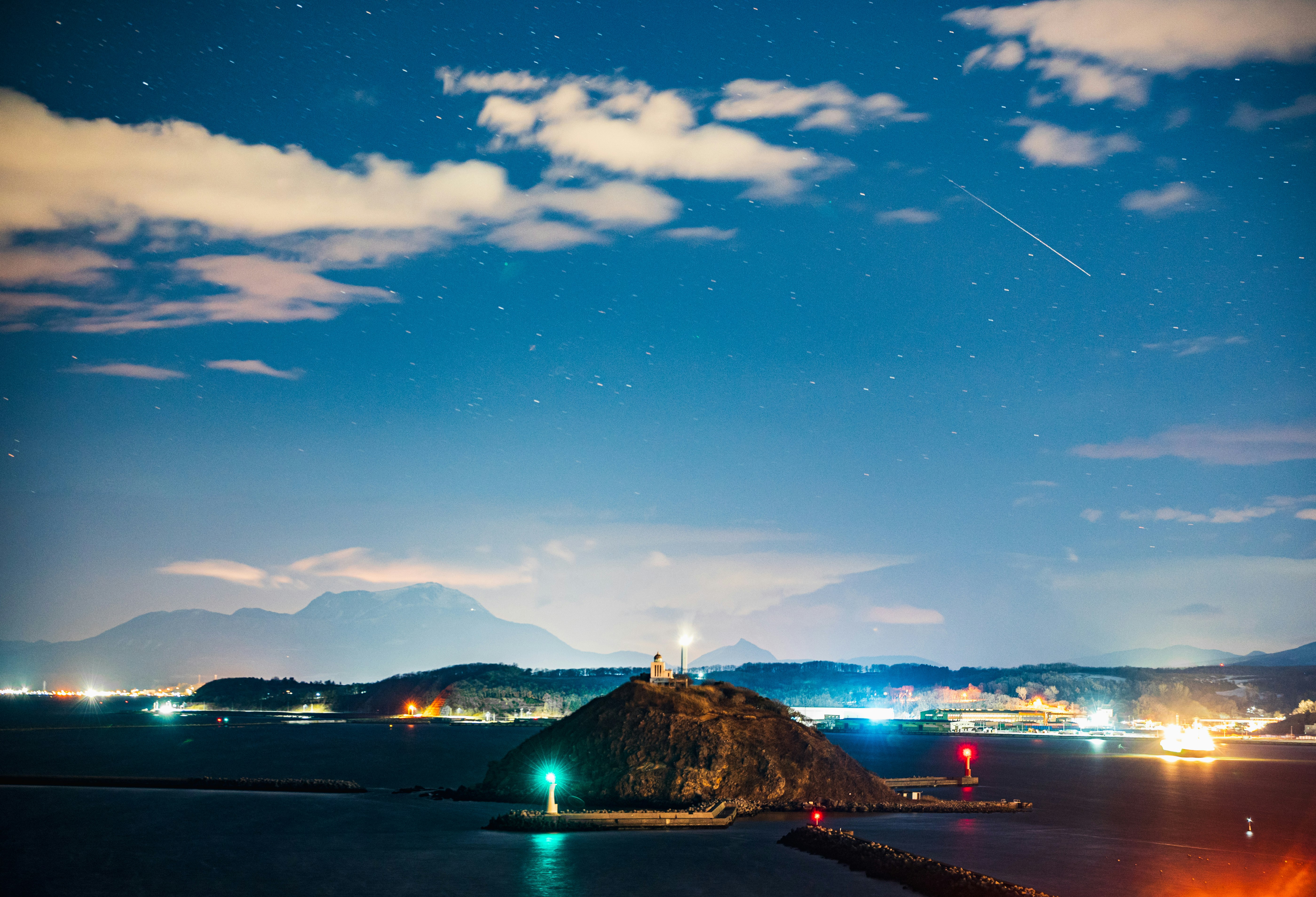海辺の小島と夜景の灯りが広がる風景