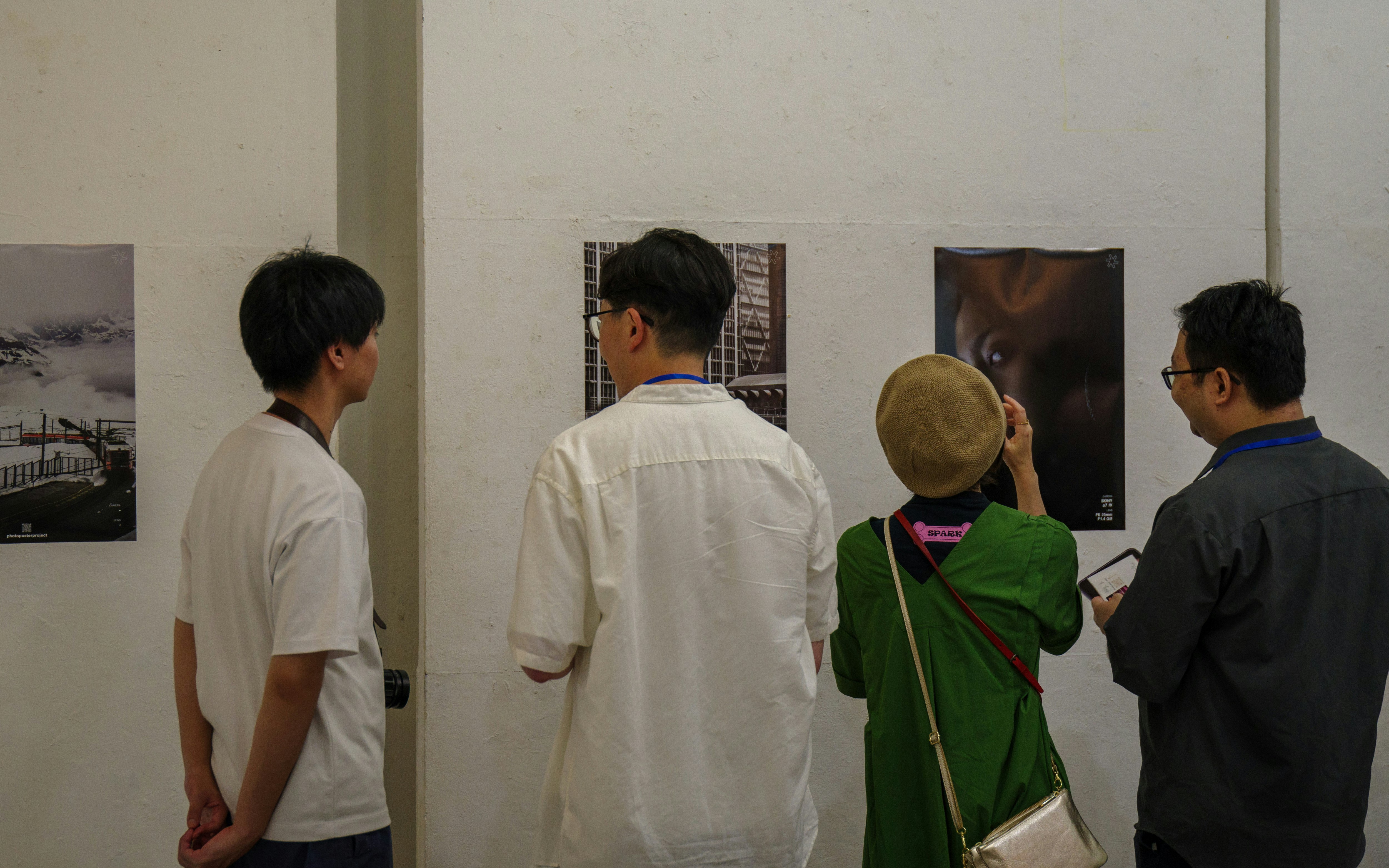 展覽空間裡背對鏡頭觀看作品的參觀者