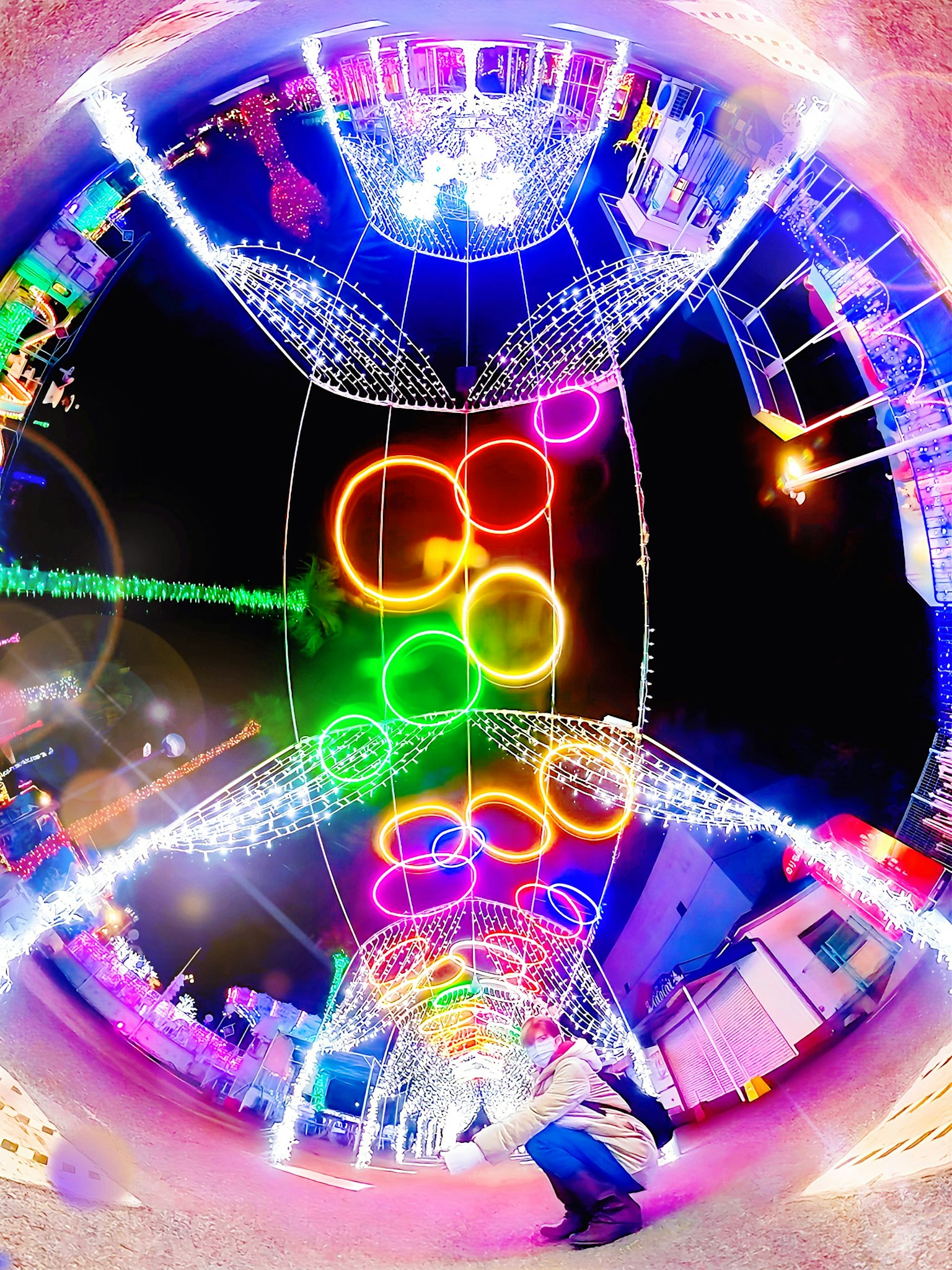 Decorazioni luminose colorate in una scena di festival notturno