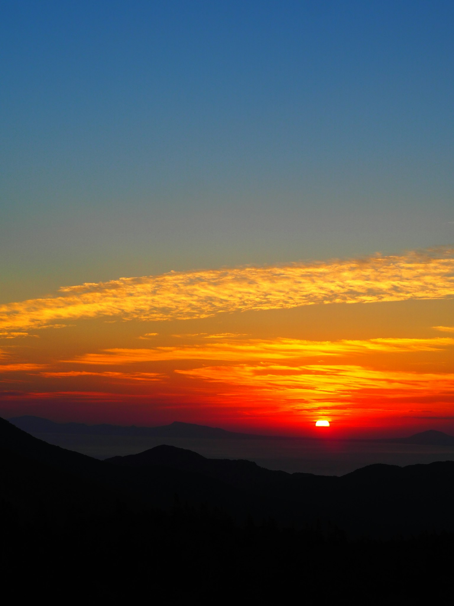 Bellissimo cielo al tramonto con silhouette di montagne