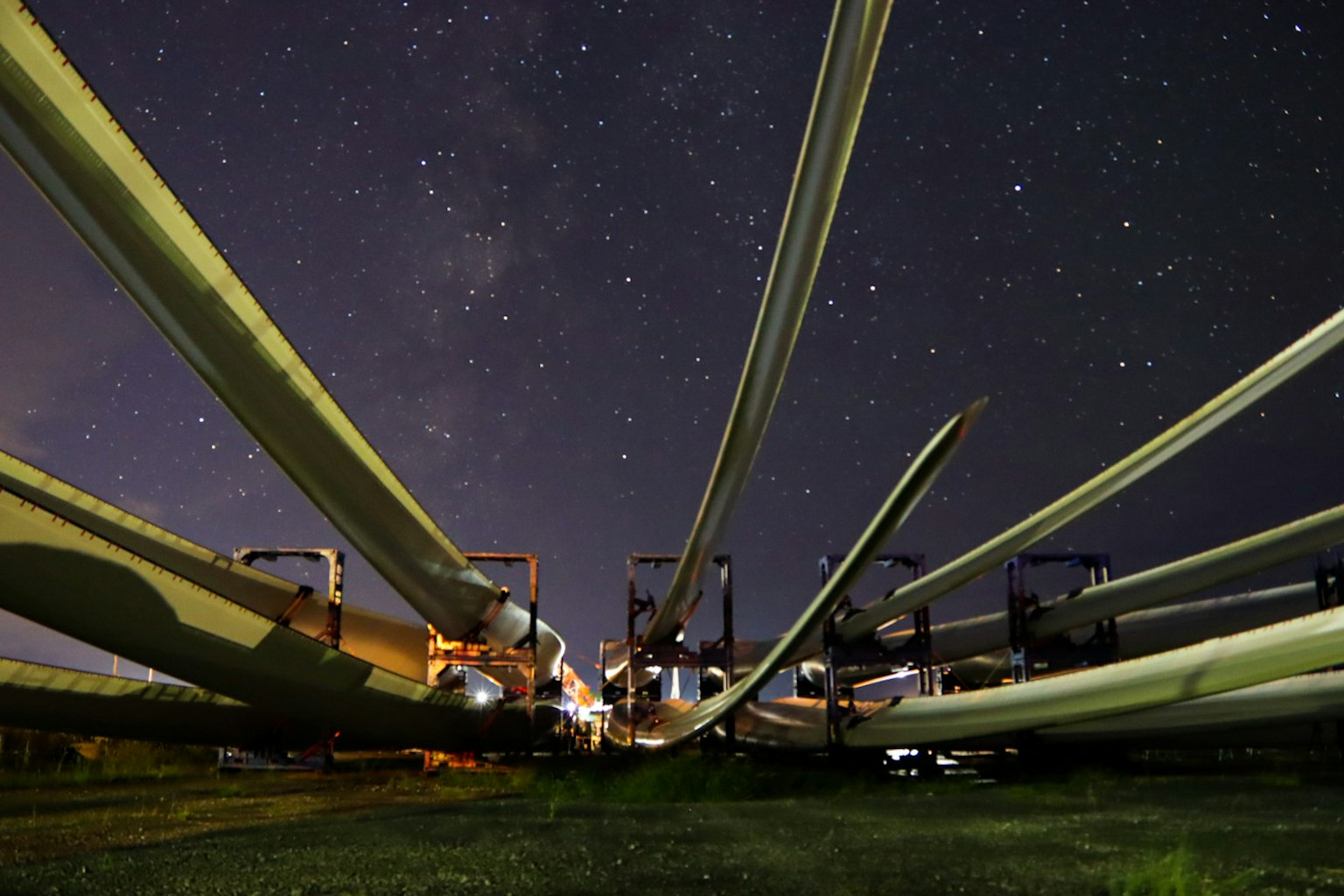 Pale di turbine eoliche sotto un cielo stellato