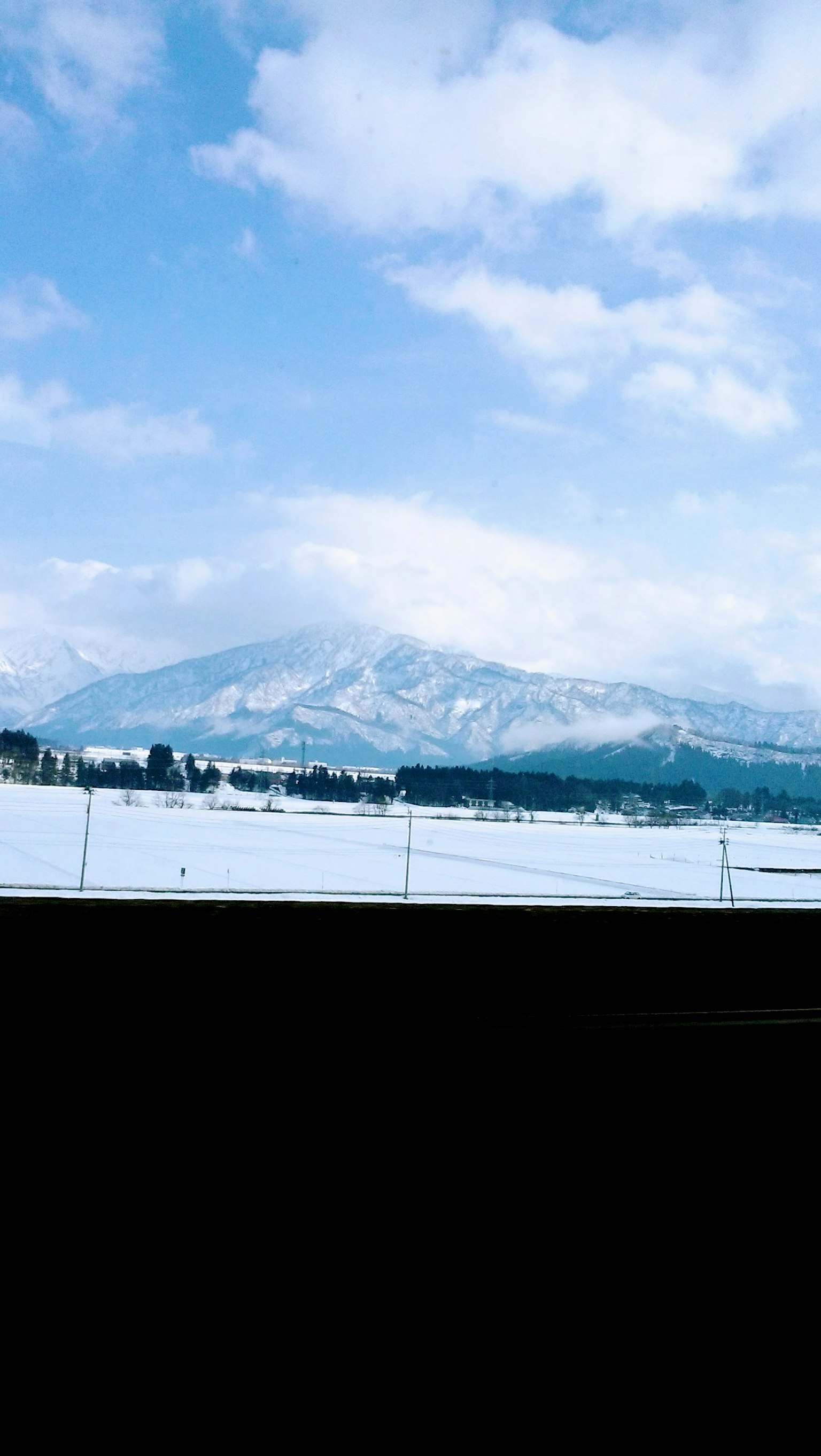 푸른 하늘 아래 눈 덮인 산의 경치