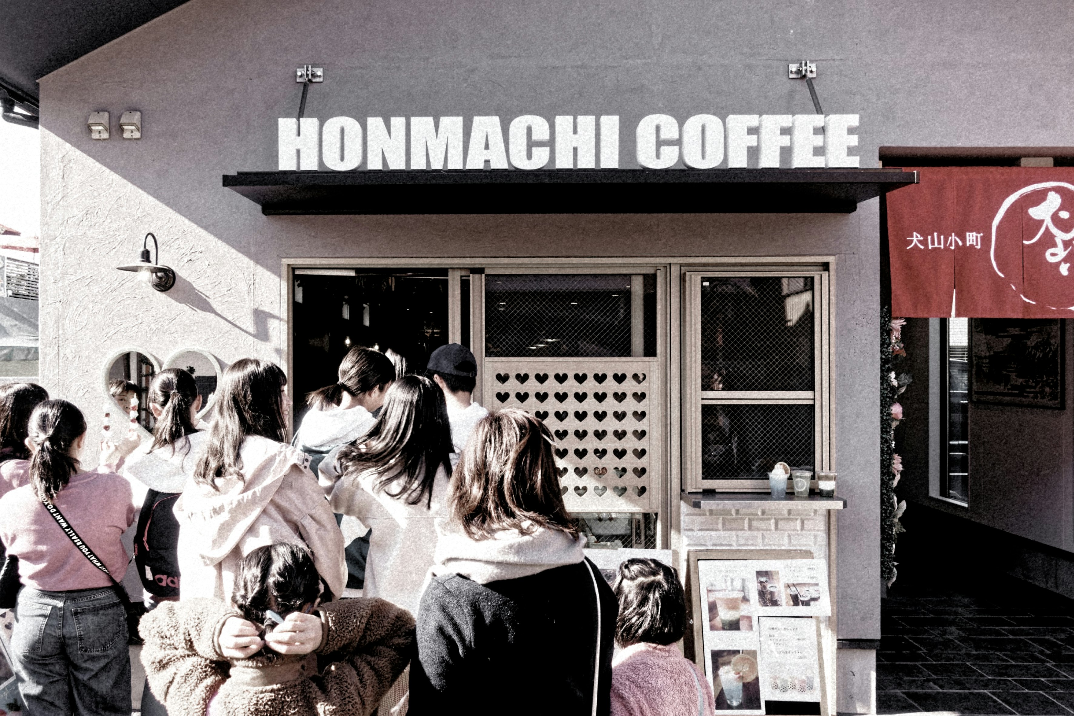 犬山城下町の路地で並ぶ人とHONMACHI COFFEEの店先「画像」