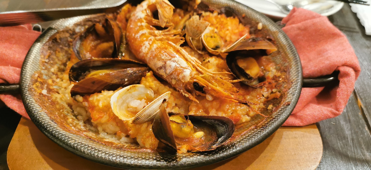 ข้าวผัดสเปนทะเลมีกุ้งและหอย