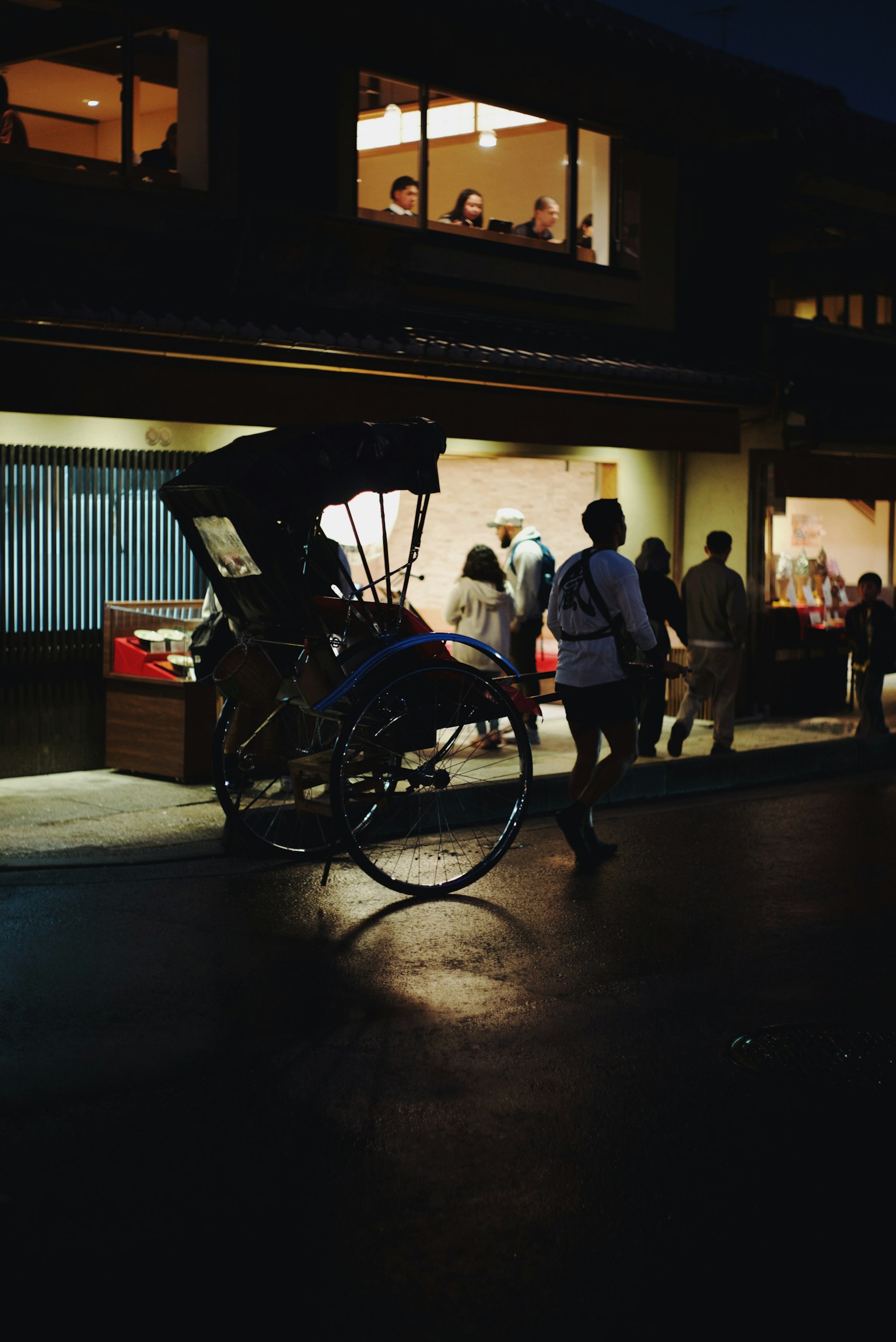 Xe kéo đậu trên đường vào ban đêm với mọi người nhìn thấy trong cửa sổ phía sau