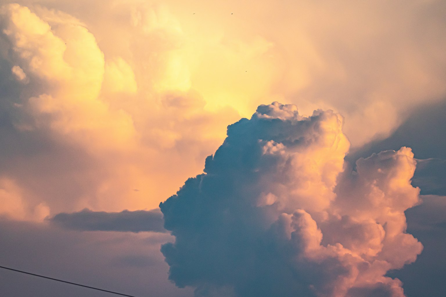 Schöne Wolkenformationen, die von den Farben des Sonnenuntergangs beleuchtet werden