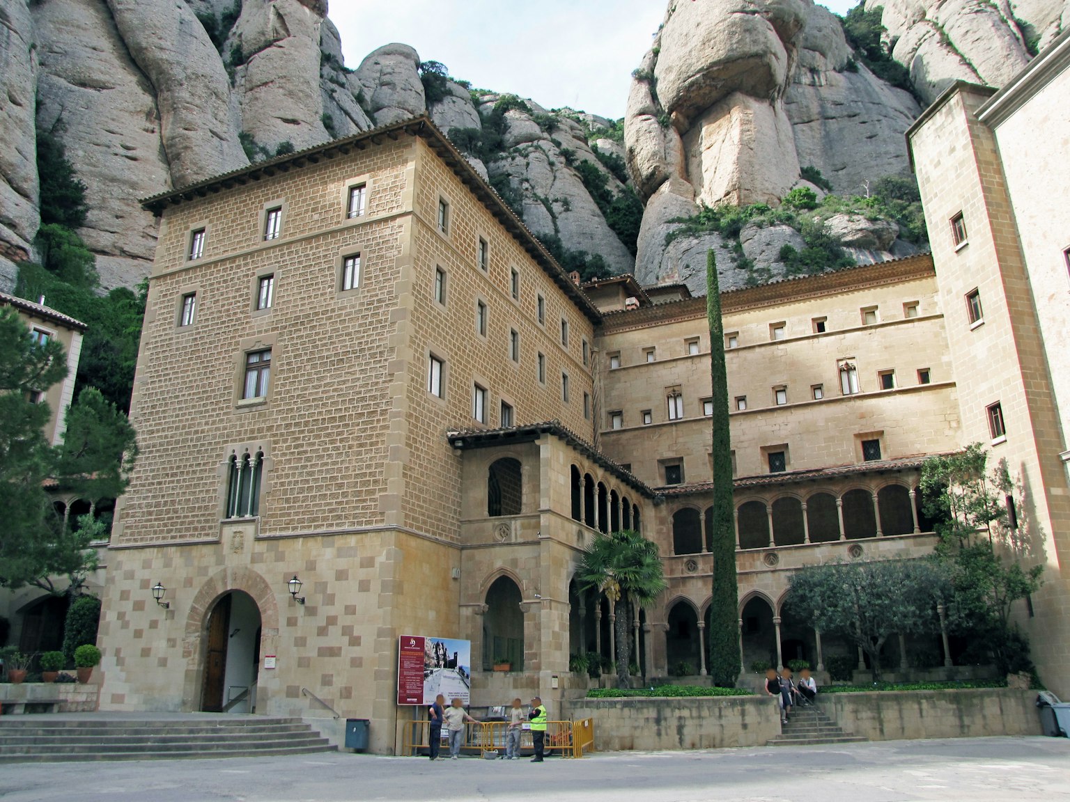 Kloster Montserrat Steingebäude umgeben von Grün und felsigen Bergen