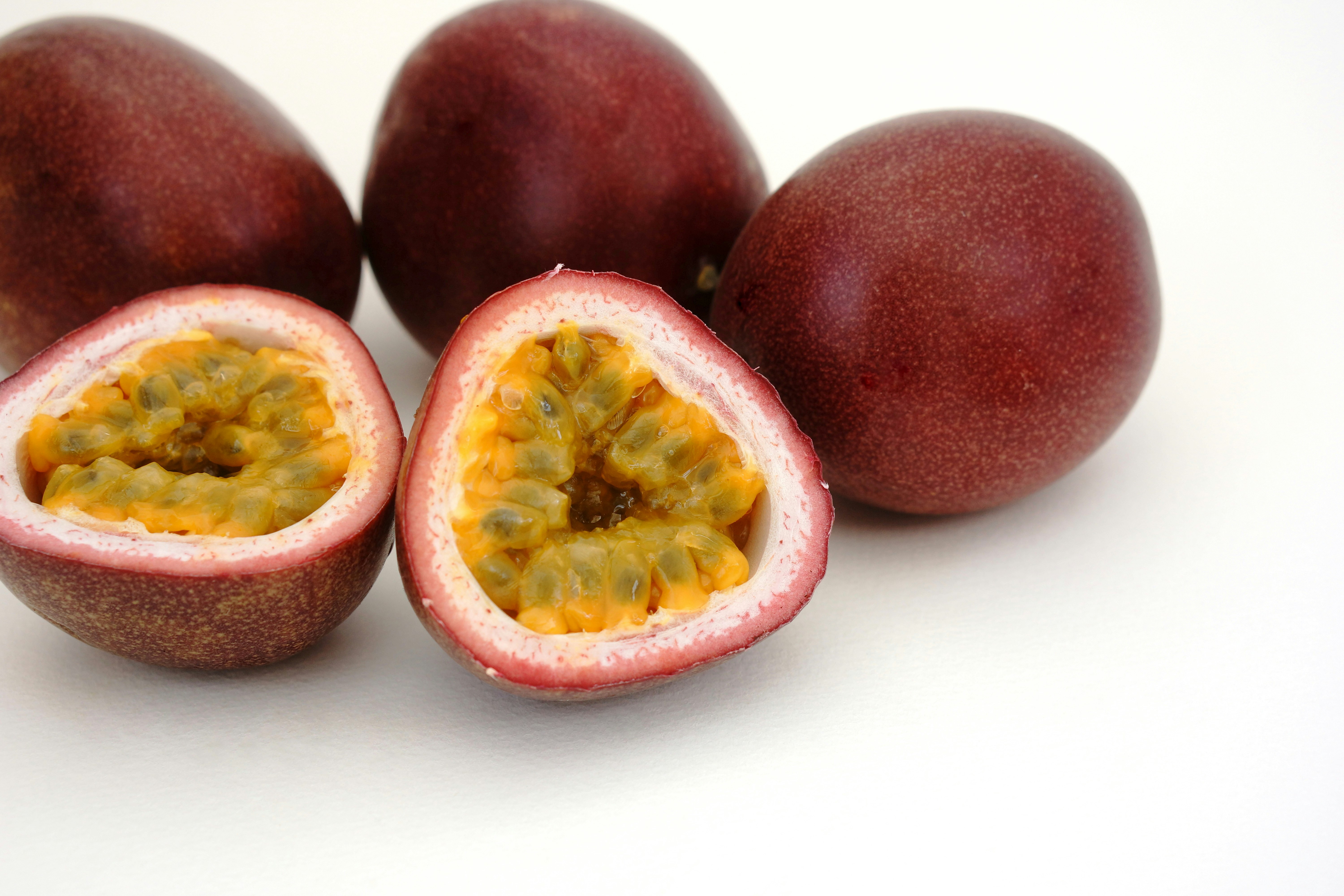 Belah buah markisa dengan daging buah terlihat