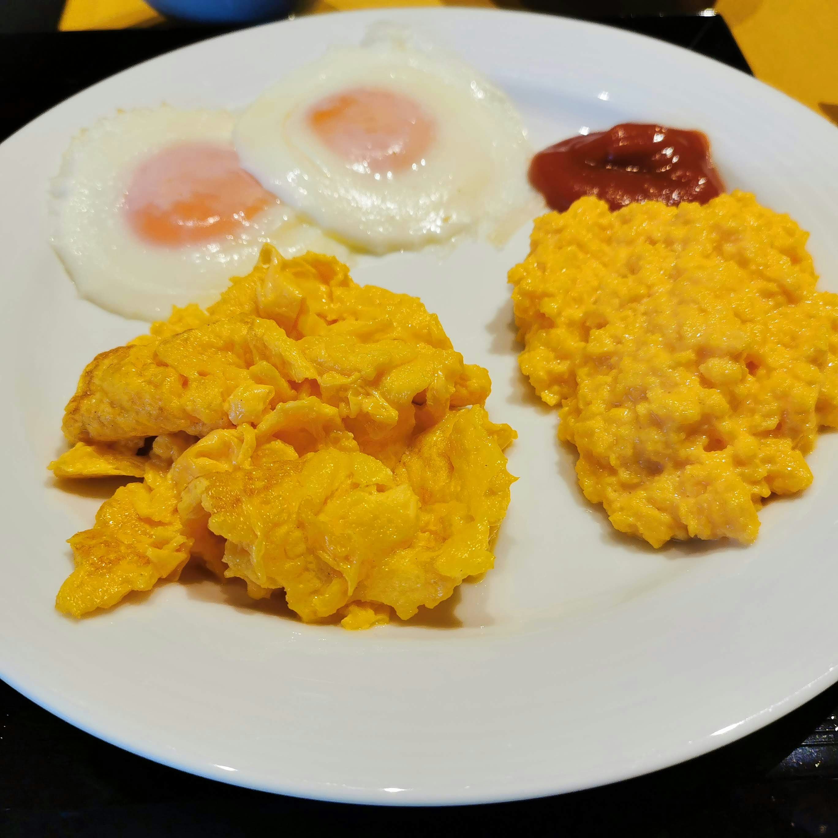 早餐盤裡的煎蛋與炒蛋