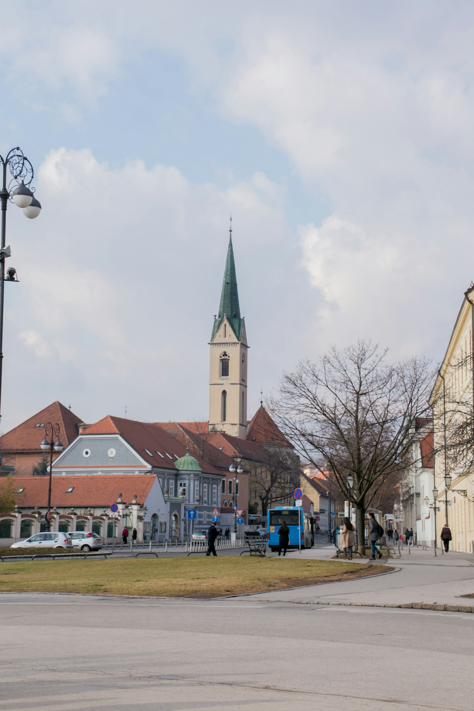 Vue pittoresque avec une église à flèche et des bâtiments charmants