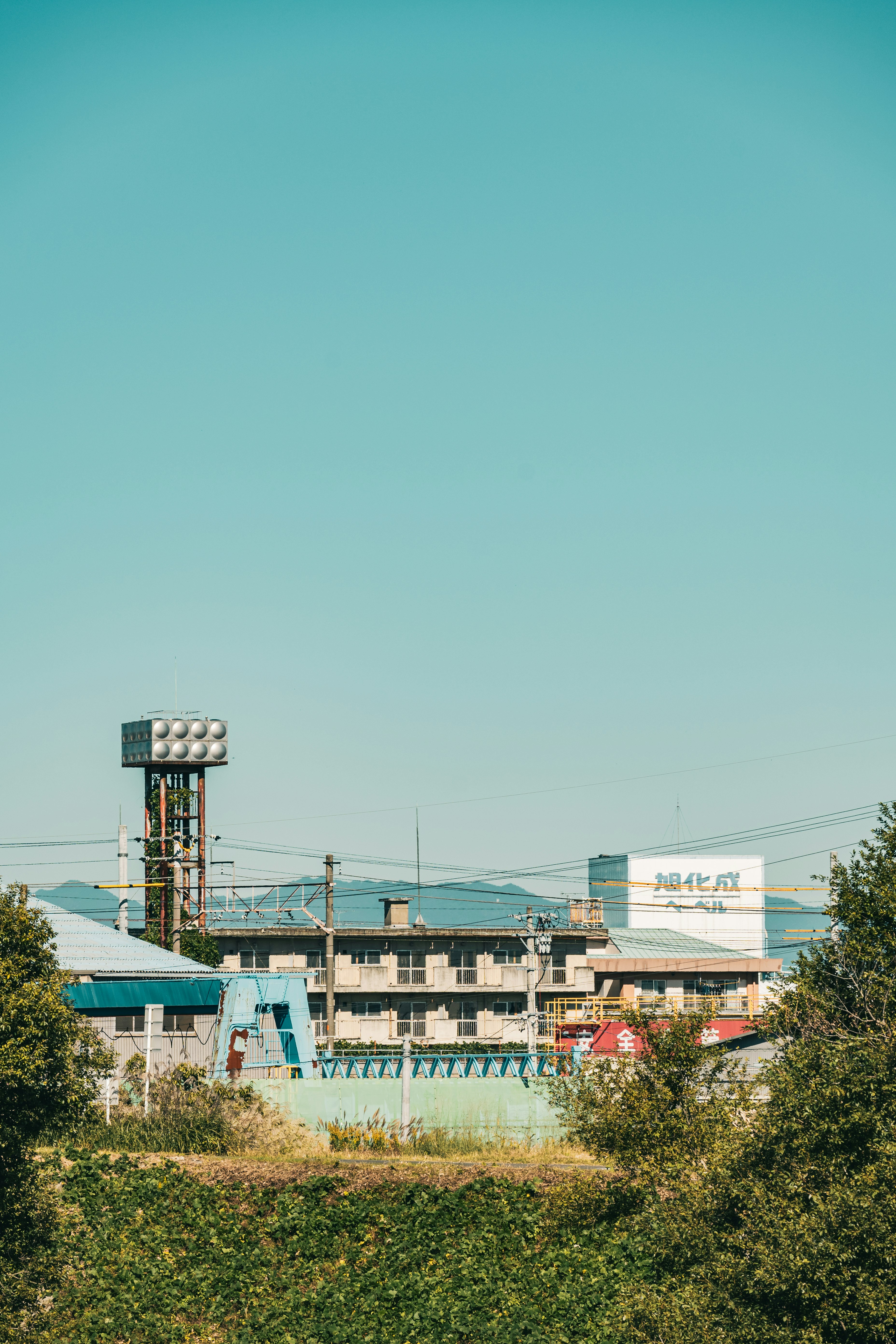 蓝天下面的建筑和通信塔的风景