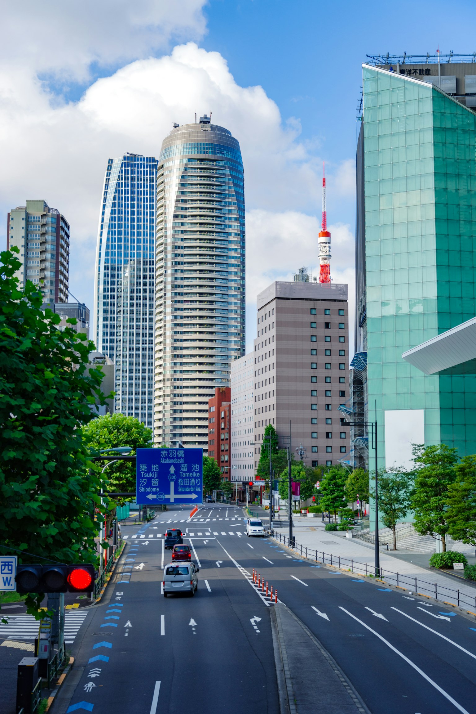 Paisaje urbano de Tokio con rascacielos y cielo azul claro