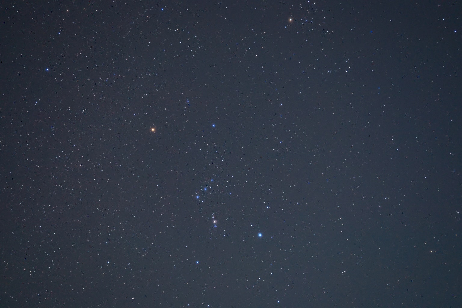閃爍星星和星座的夜空