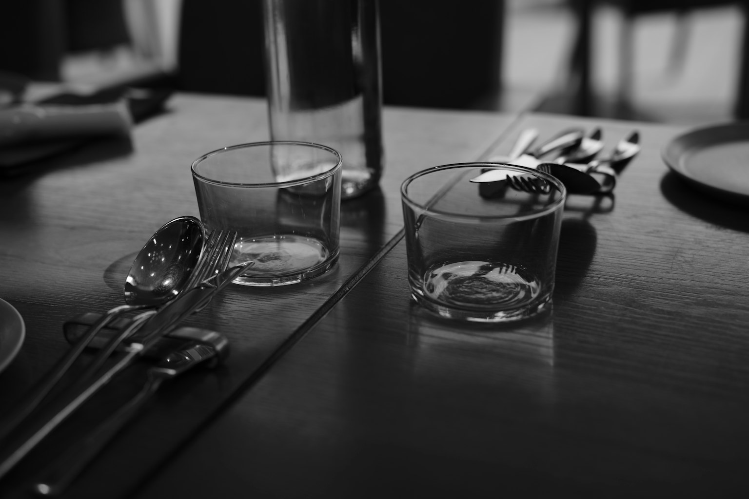 黑白图片，桌子上的玻璃杯和餐具